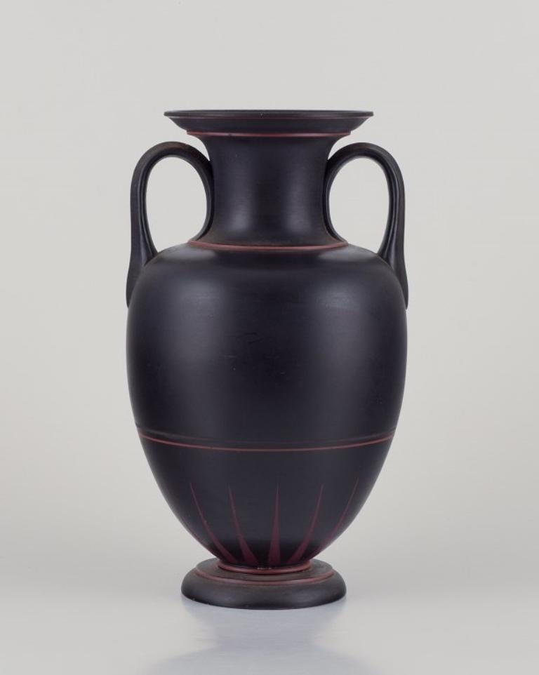 E. F. Sonne, grand vase en terre cuite, forme classique d'amphore de la Grèce antique. 
Décoration peinte à la main.
Marqué.
Fin des années 1800.
Excellent état.
Dimensions : H 31,7 cm. x P 18,0 cm : H 31,7 cm. x D 18,0 cm. 



