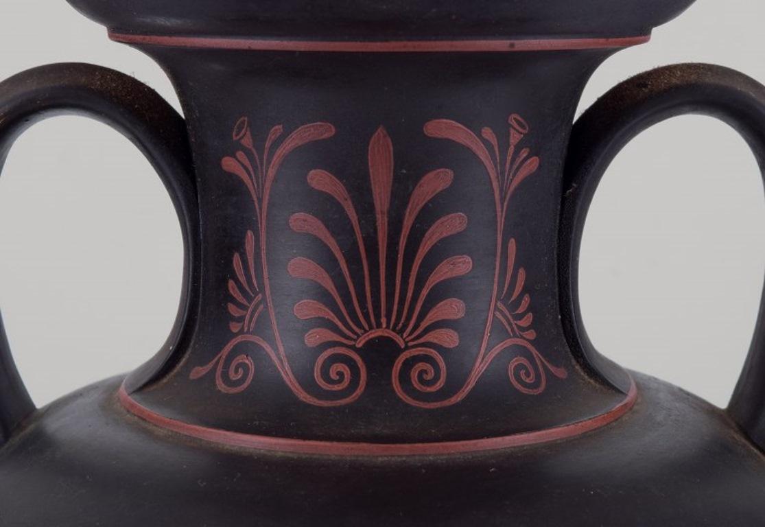 E. F. Sonne, grand vase en terre cuite. Forme classique d'amphore de la Grèce antique. Excellent état à København, Copenhagen