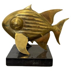 E. Ferreira Netto: Fischskulptur aus polierter Bronze auf einem Sockel aus schwarzem Granit, 1985