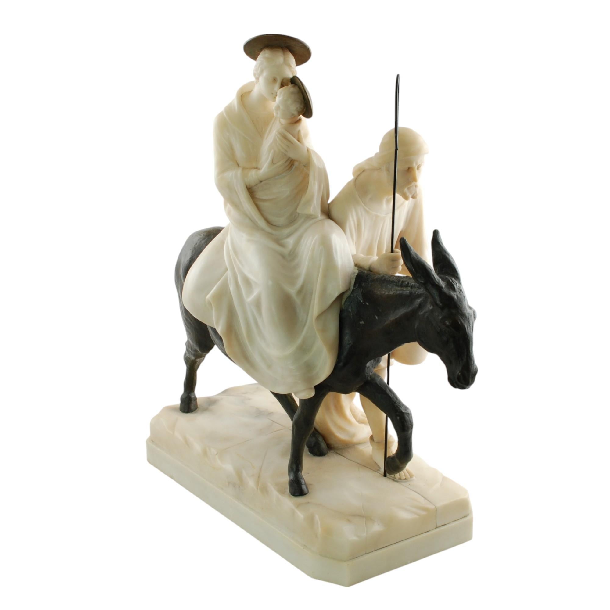 Diese Figurengruppe aus Alabaster, Bronze und Marmor wurde von dem angesehenen italienischen Bildhauer Emilio P. Fiaschi (1858 - 1941) geschaffen.  Die Skulptur stellt die Flucht der Heiligen Familie nach Ägypten dar und wurde mit dem für Fiaschis