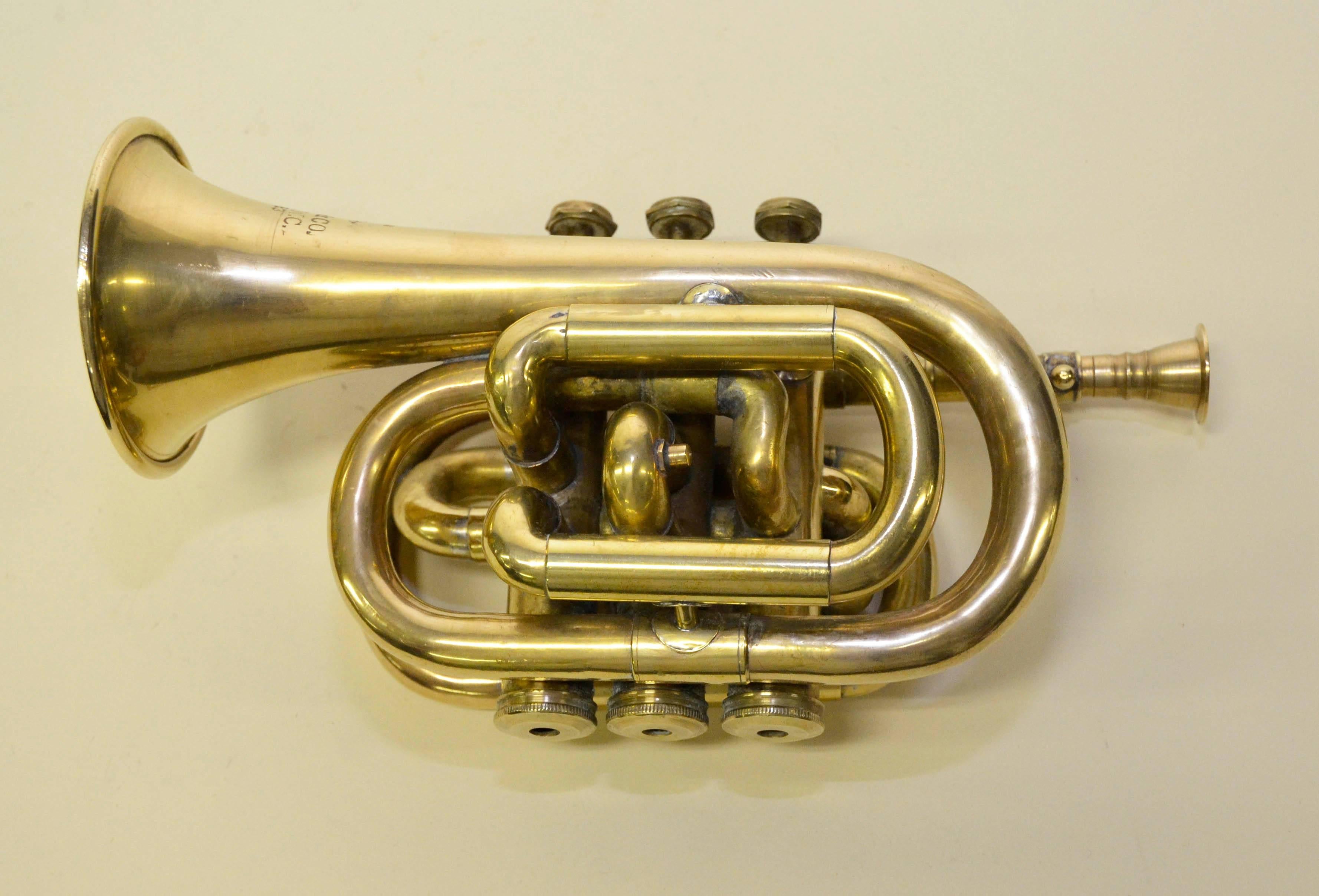 Cornet en laiton E-Flat Bessons & Co. H. 75983 marqué England London. 

Cette trompette a besoin d'être restaurée, mais c'est une véritable petite sculpture.