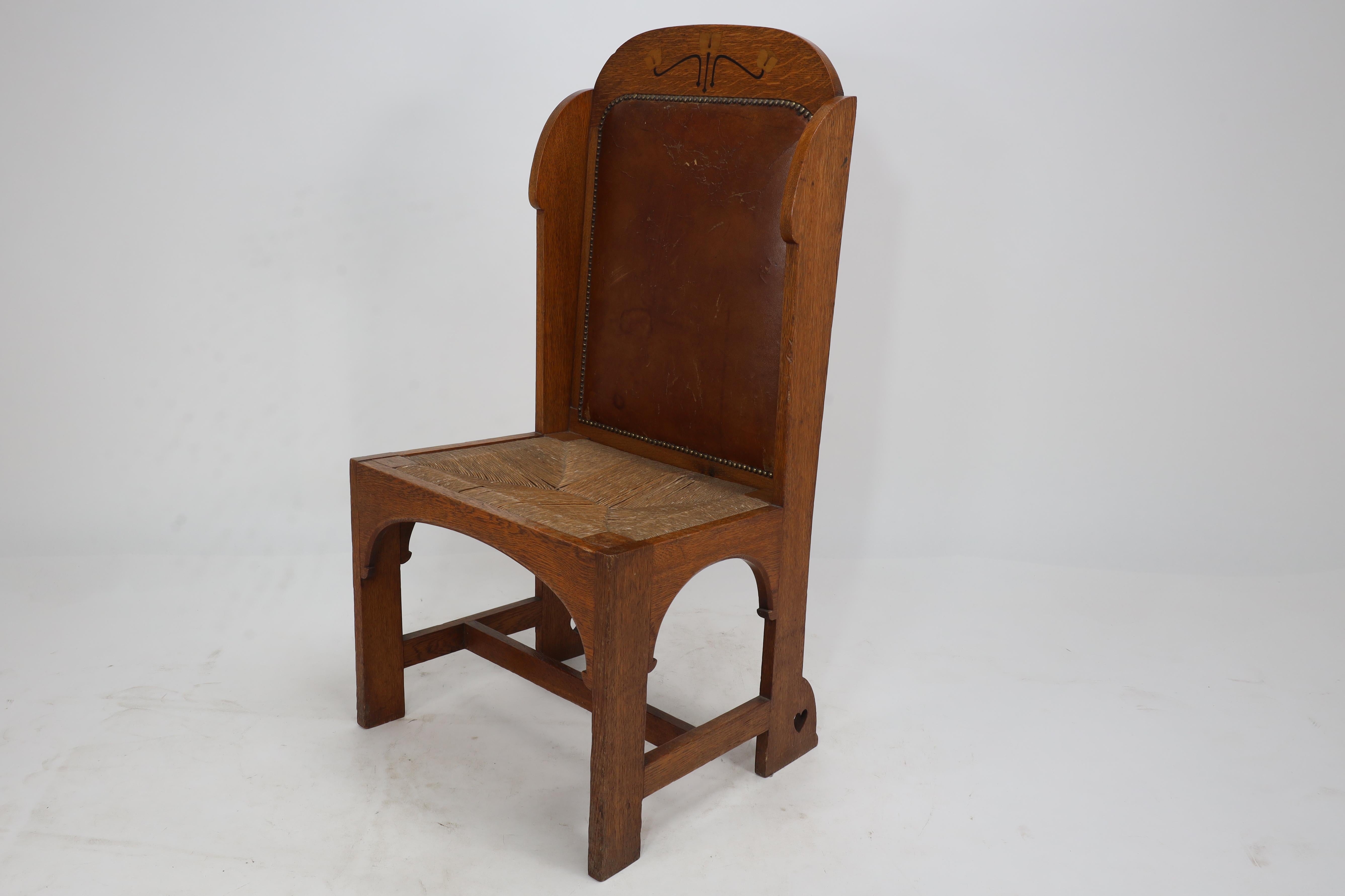 Arts and Crafts E G Punnet attribué. Probablement fabriqué par William Birch. Une chaise à dossier à oreilles en chêne en vente