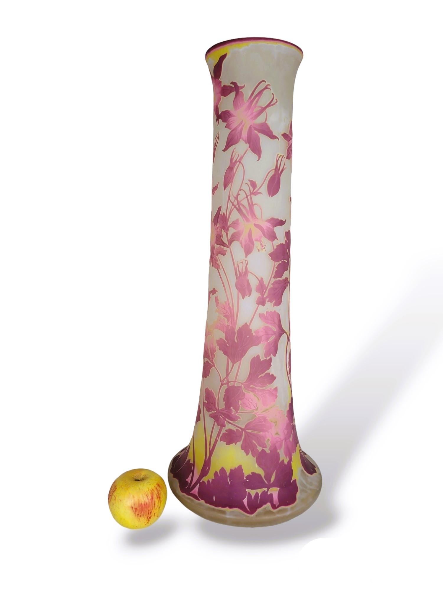 E Gallé, Große Vase mit Comumbines, Jugendstil im Angebot 10