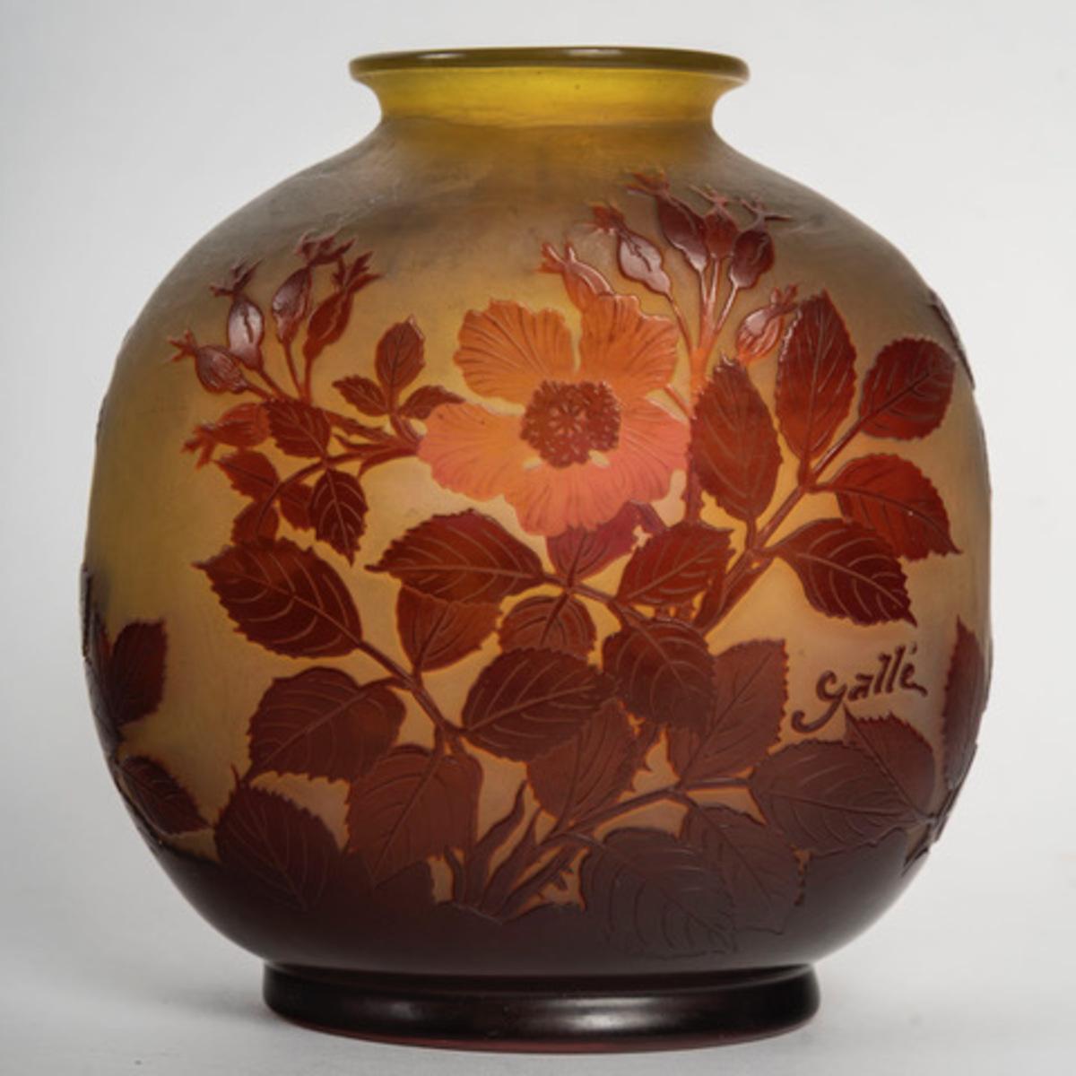 Emile Gallé

Kleine kugelförmige Vase mit abgeflachtem Bauch, aus mehrschichtigem Glas mit säuregeätztem Dekor in Purpur-Rot-Tönen auf gelbem Grund.
Abmessungen: 17 cm