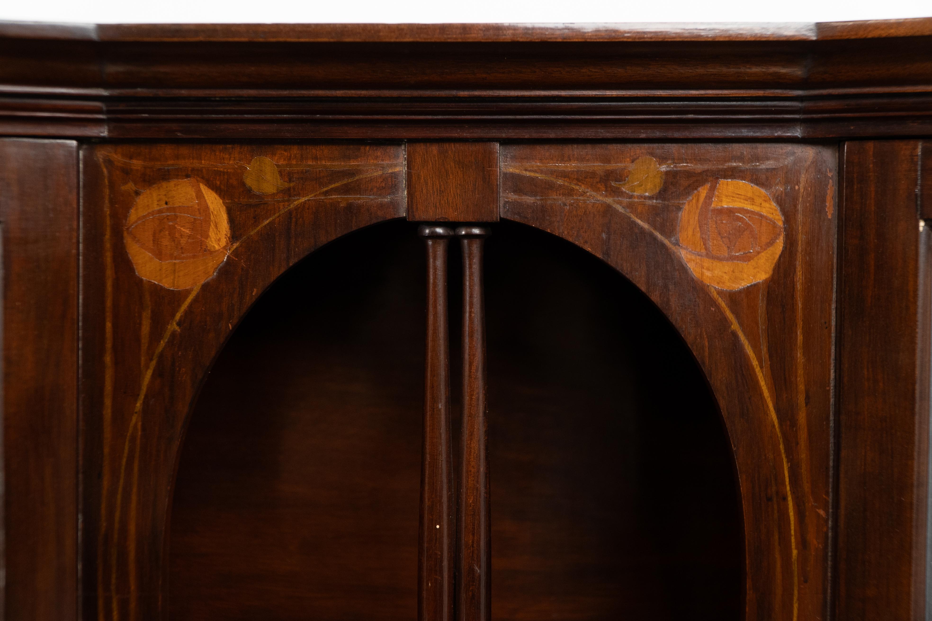 E. Goodall Manchester - Vitrine anglaise Arts & Crafts avec incrustation florale en vente 1