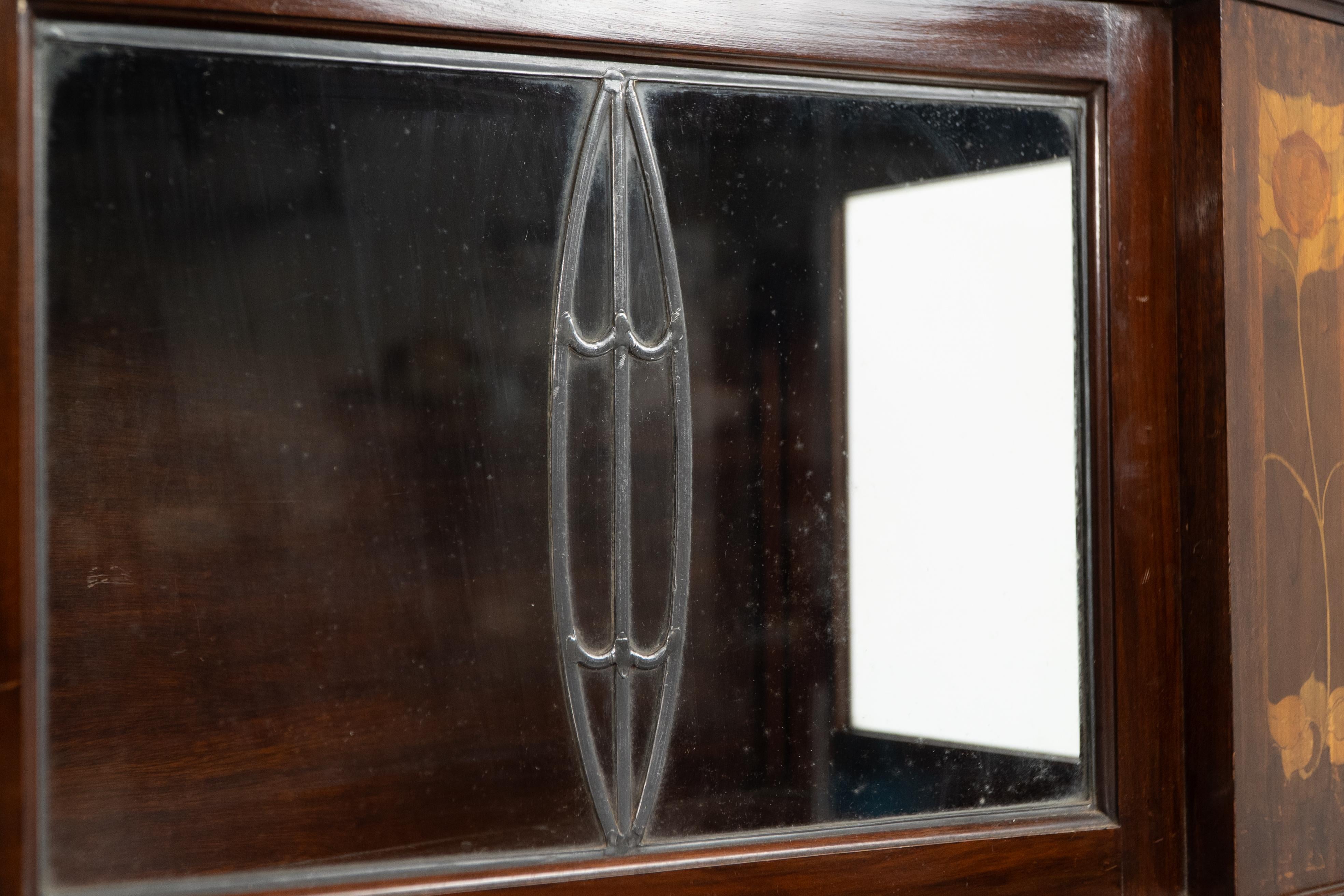 E. Goodall Manchester - Vitrine anglaise Arts & Crafts avec incrustation florale en vente 2