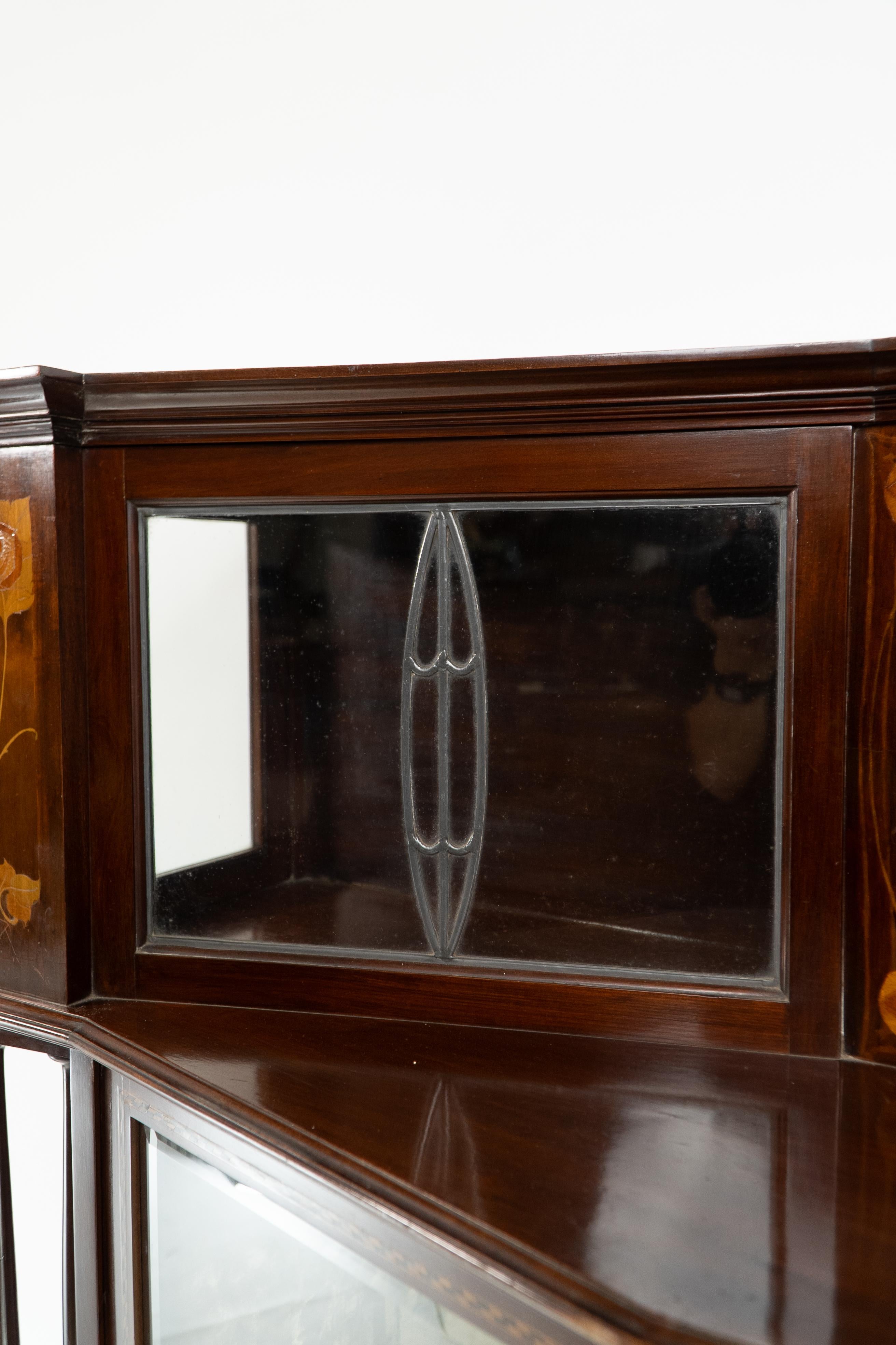 E. Goodall Manchester - Vitrine anglaise Arts & Crafts avec incrustation florale en vente 3