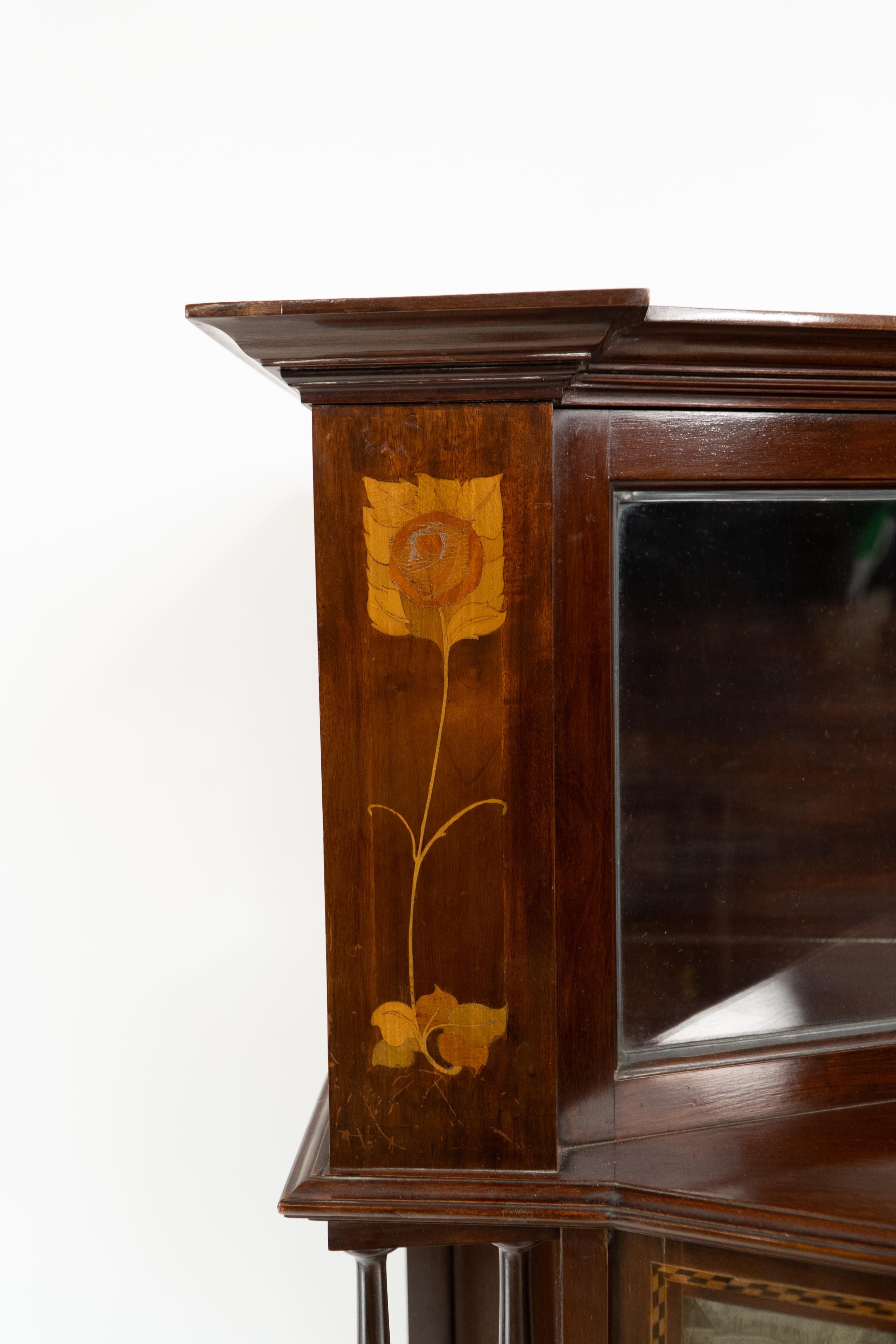 E. Goodall Manchester - Vitrine anglaise Arts & Crafts avec incrustation florale en vente 4