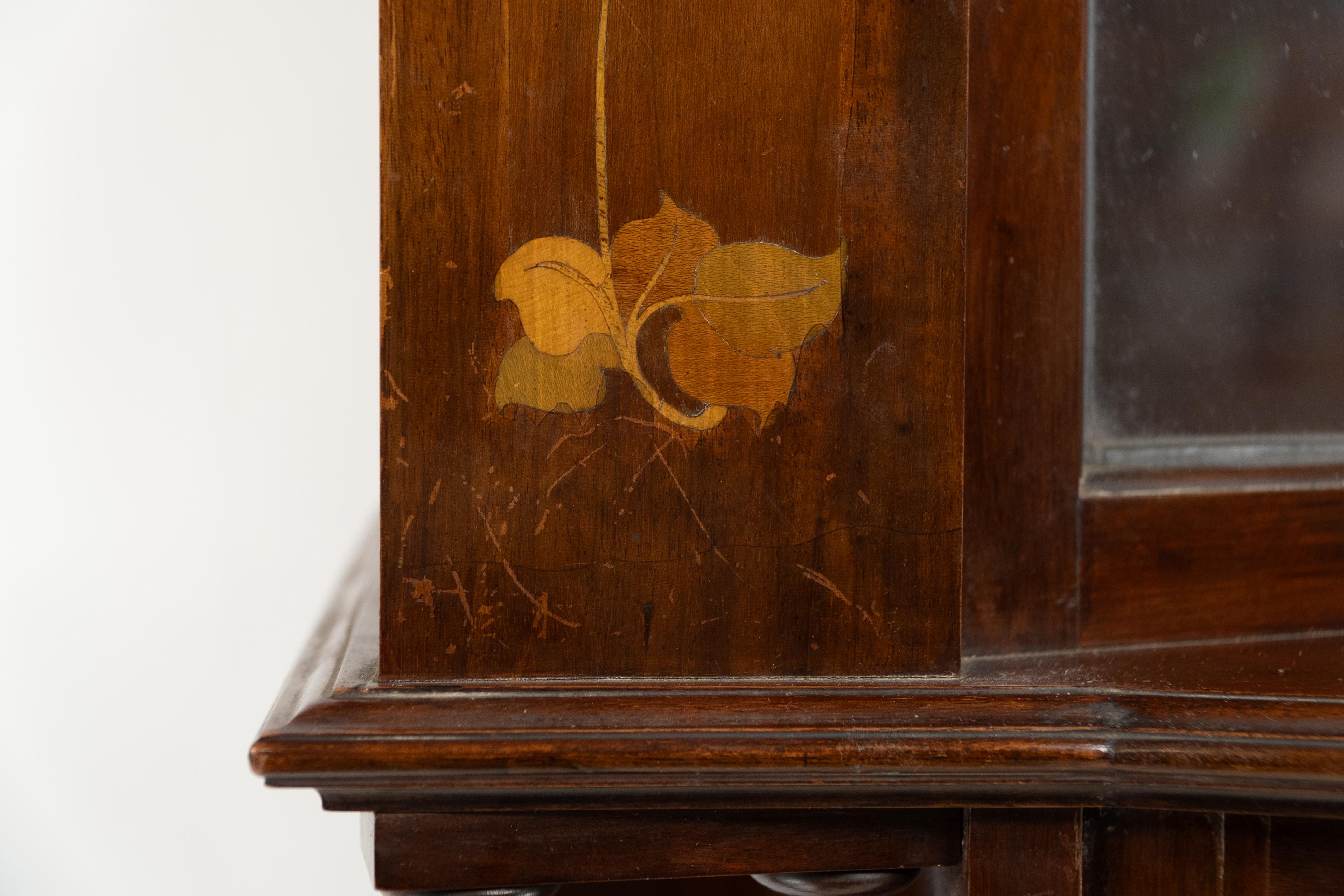 E. Goodall Manchester - Vitrine anglaise Arts & Crafts avec incrustation florale en vente 5
