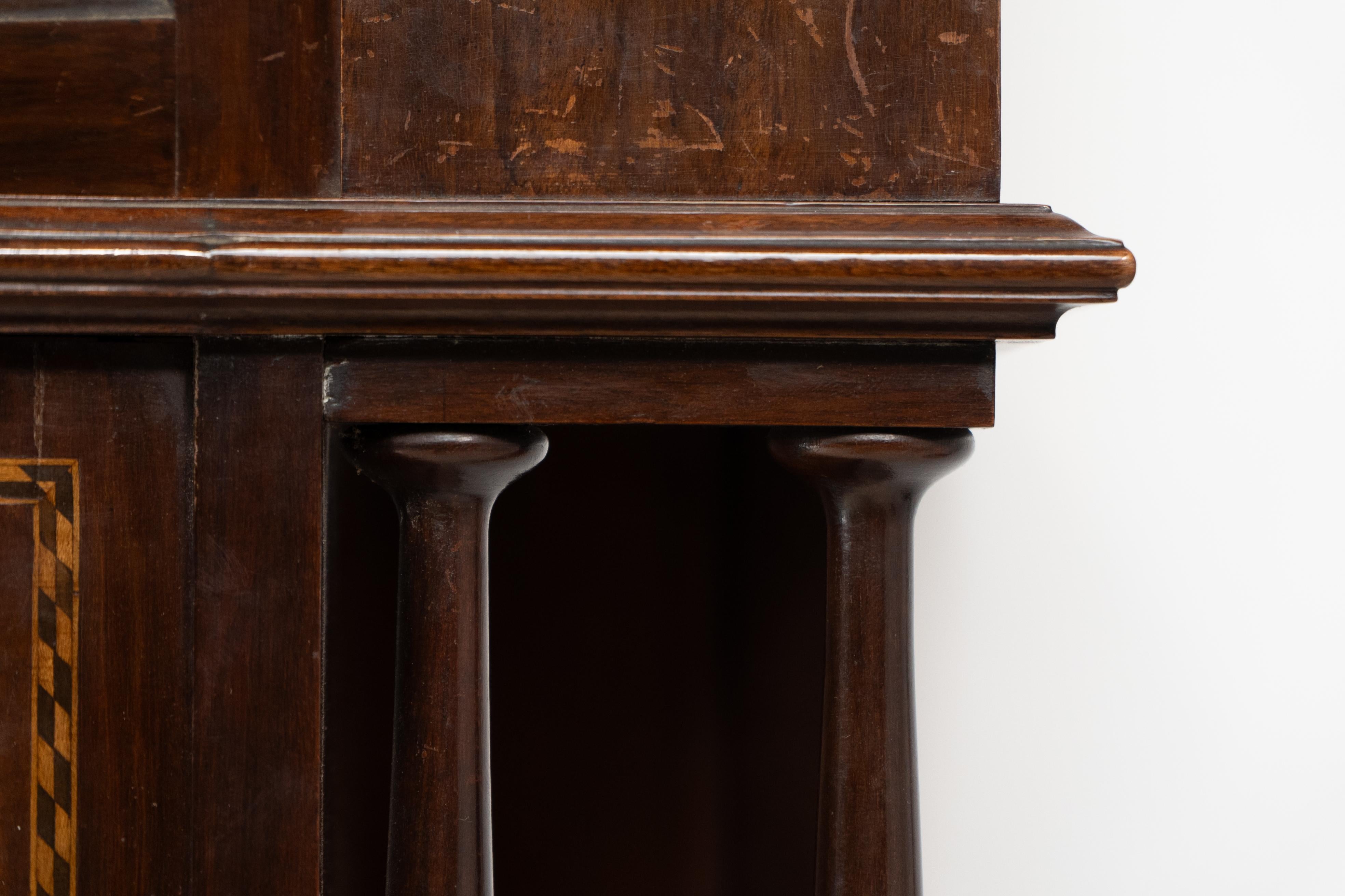 E. Goodall Manchester - Vitrine anglaise Arts & Crafts avec incrustation florale en vente 6