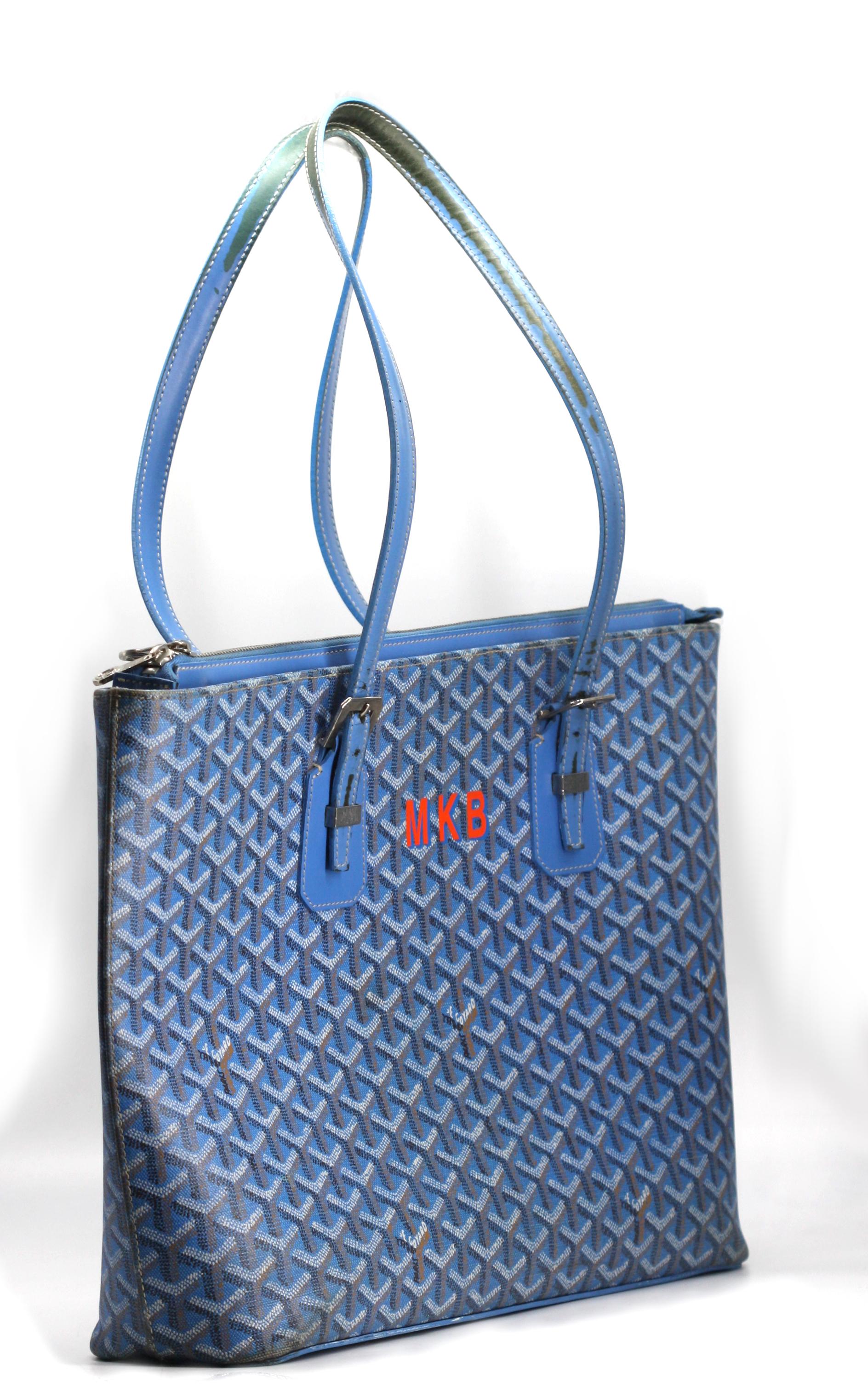 
E. Goyard Sac à main en toile imprimée
Signé. Le sac imprimé bleu ciel et gris avec deux bandoulières réglables, l'intérieur avec une fente à fermeture éclair et une plus grande poche à pression, un côté monogrammé MKB.
Largeur 16 pouces (intérieur
