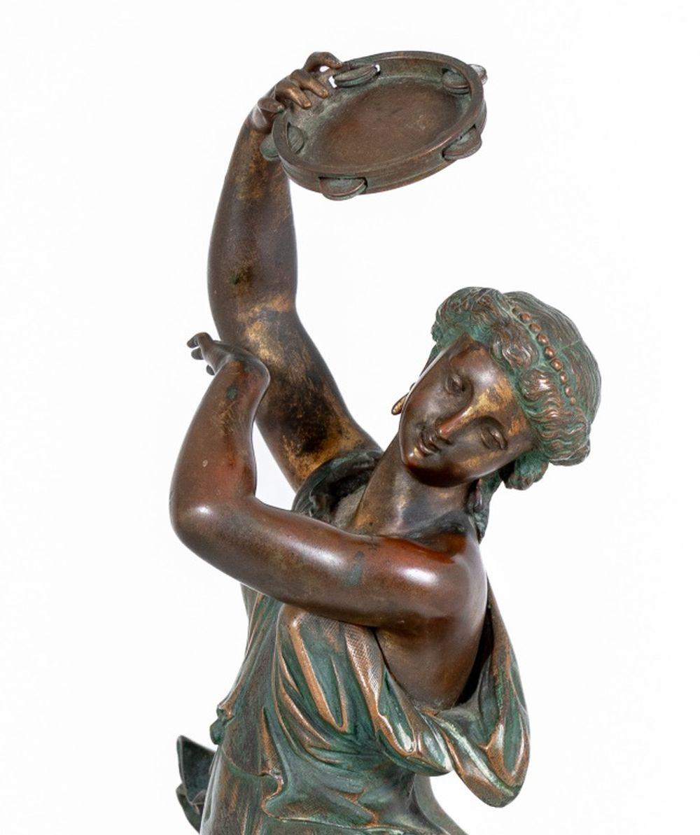 Etienne-Henri Dumaige (Franzose, 1830-1888) Patinierte Bronzeskulptur einer tanzenden Muse, Ende des 19. Jahrhunderts, die drapierte Tanzfigur hält ein Tamburin auf einem rechteckigen Sockel, signiert. Gesamtgröße: 15