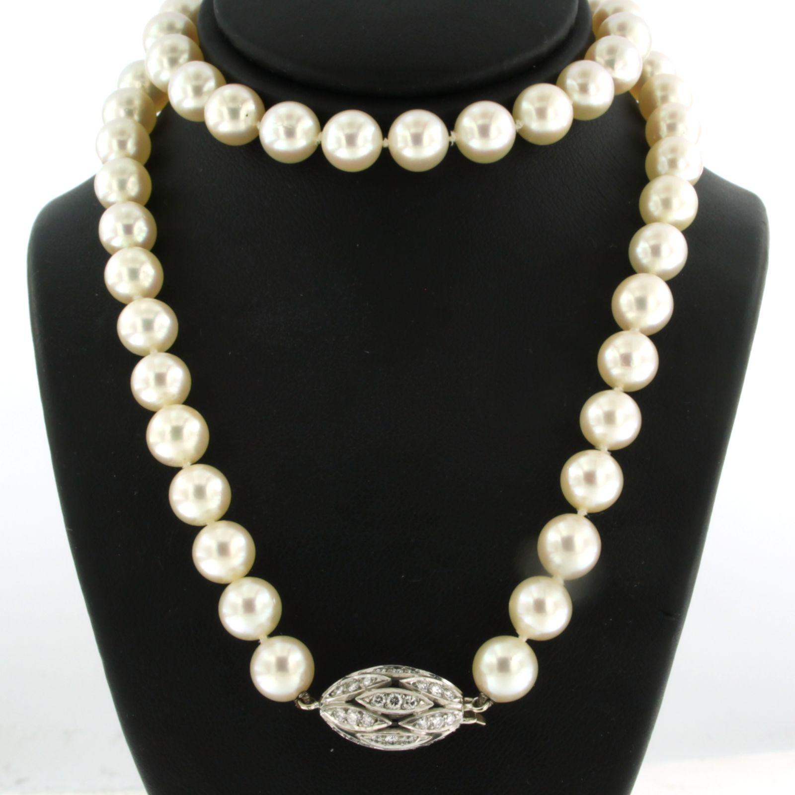 E. HABAN – 18k white gold clasp set with brilliant cut diamonds up to. 1.00ct – F/G – VS/SI – on a pearl necklace - 50 cm long

detailed description:

the length of the necklace is 50 cm long by 7.7 mm wide

dimensions of the lock are 2.1 cm by 1.0