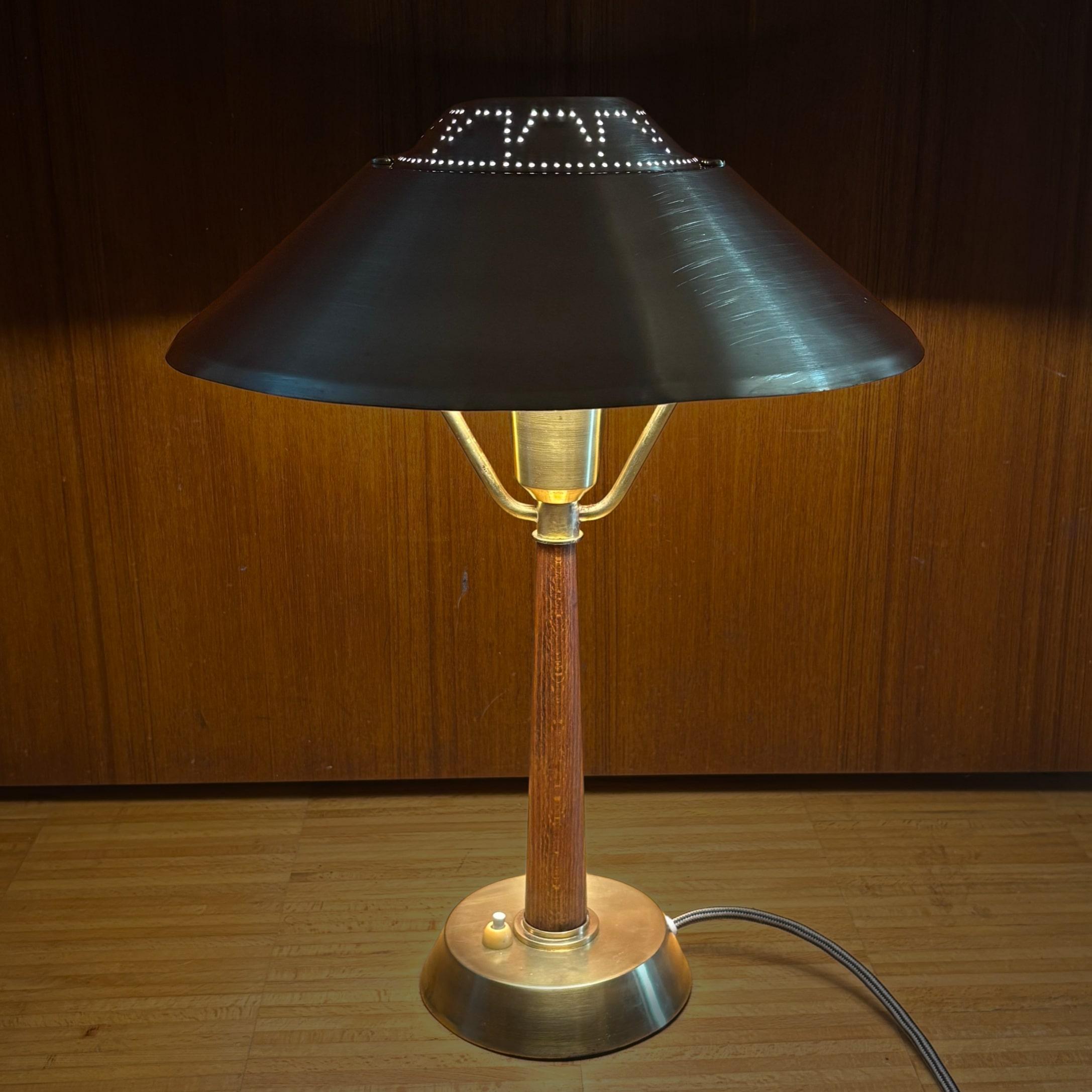Scandinave moderne E. Hansson & Co, Malmö, lampe de table 568, milieu du siècle, laiton, Suède, années 1940 en vente