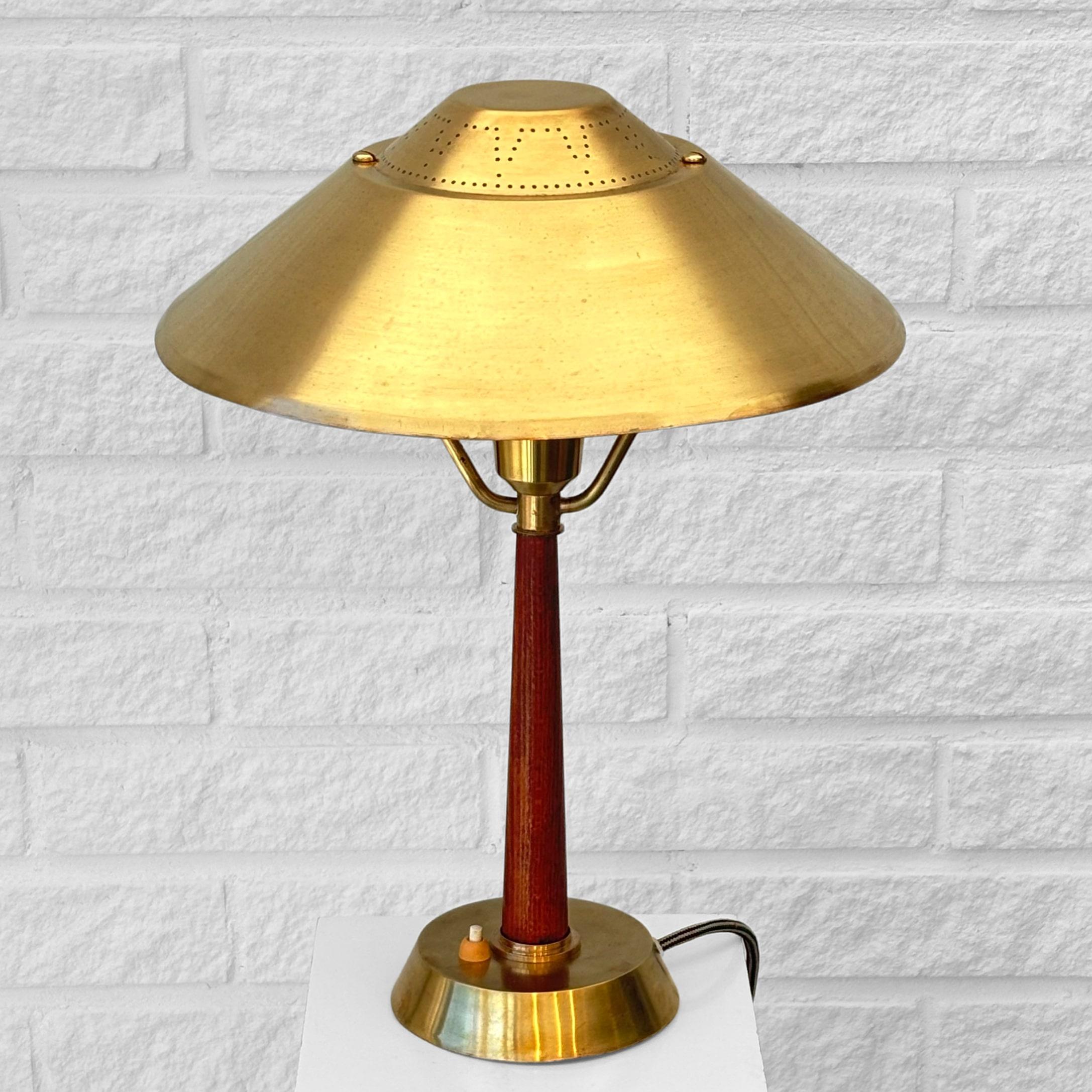 Suédois E. Hansson & Co, Malmö, lampe de table 568, milieu du siècle, laiton, Suède, années 1940 en vente