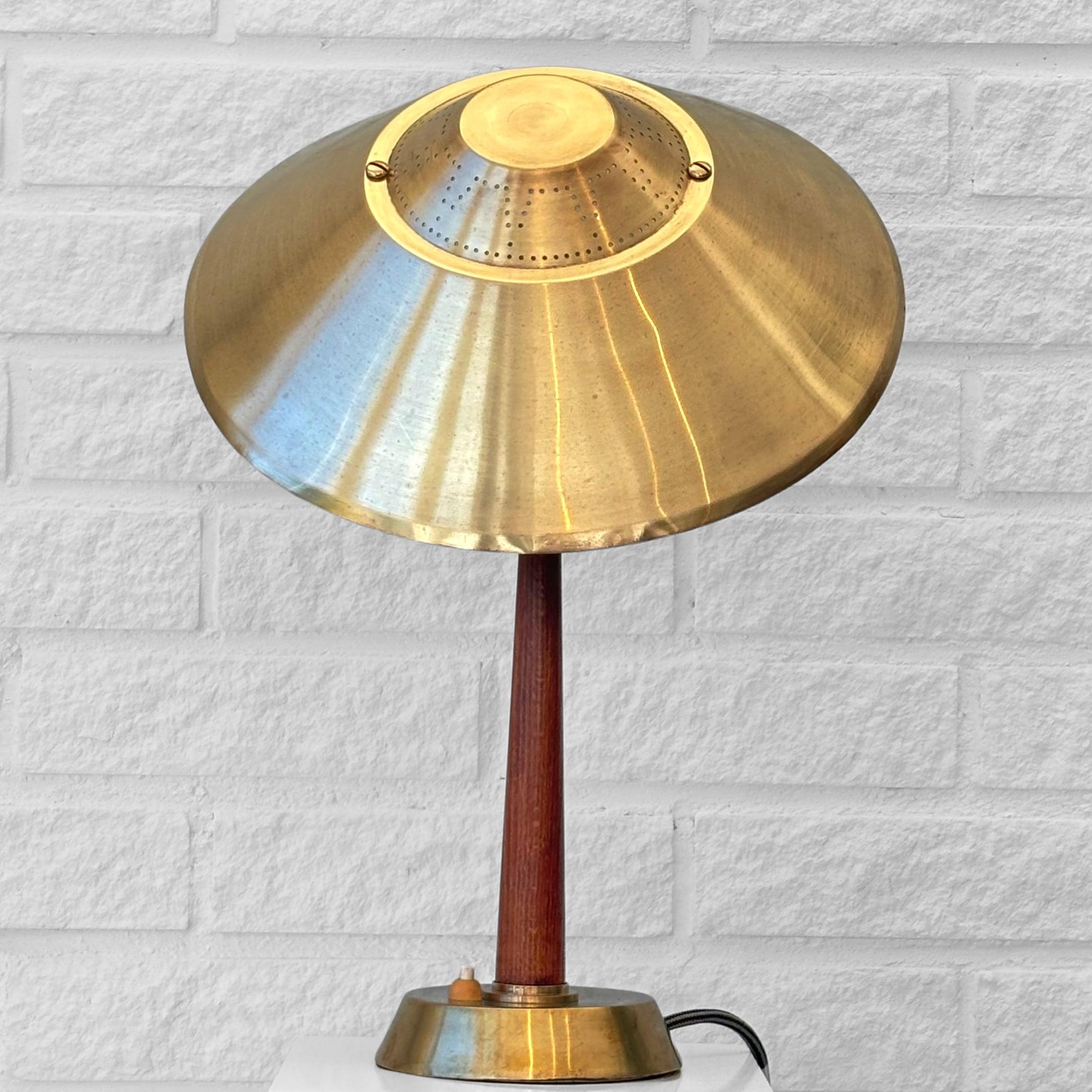 Milieu du XXe siècle E. Hansson & Co, Malmö, lampe de table 568, milieu du siècle, laiton, Suède, années 1940 en vente