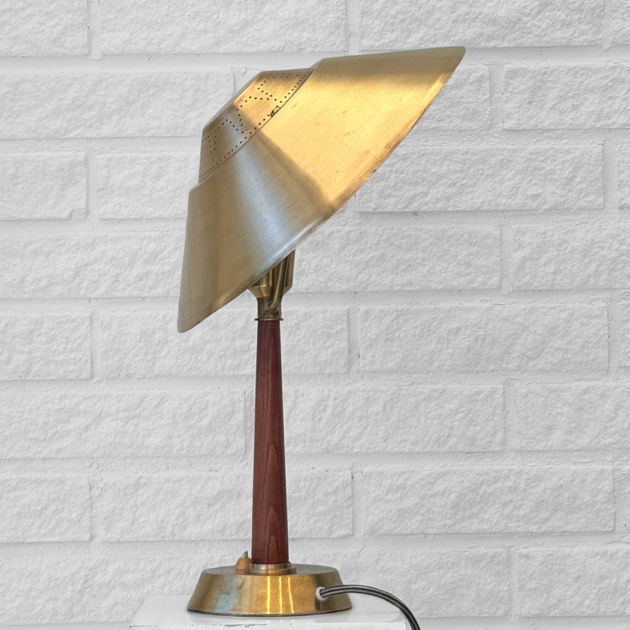 Laiton E. Hansson & Co, Malmö, lampe de table 568, milieu du siècle, laiton, Suède, années 1940 en vente