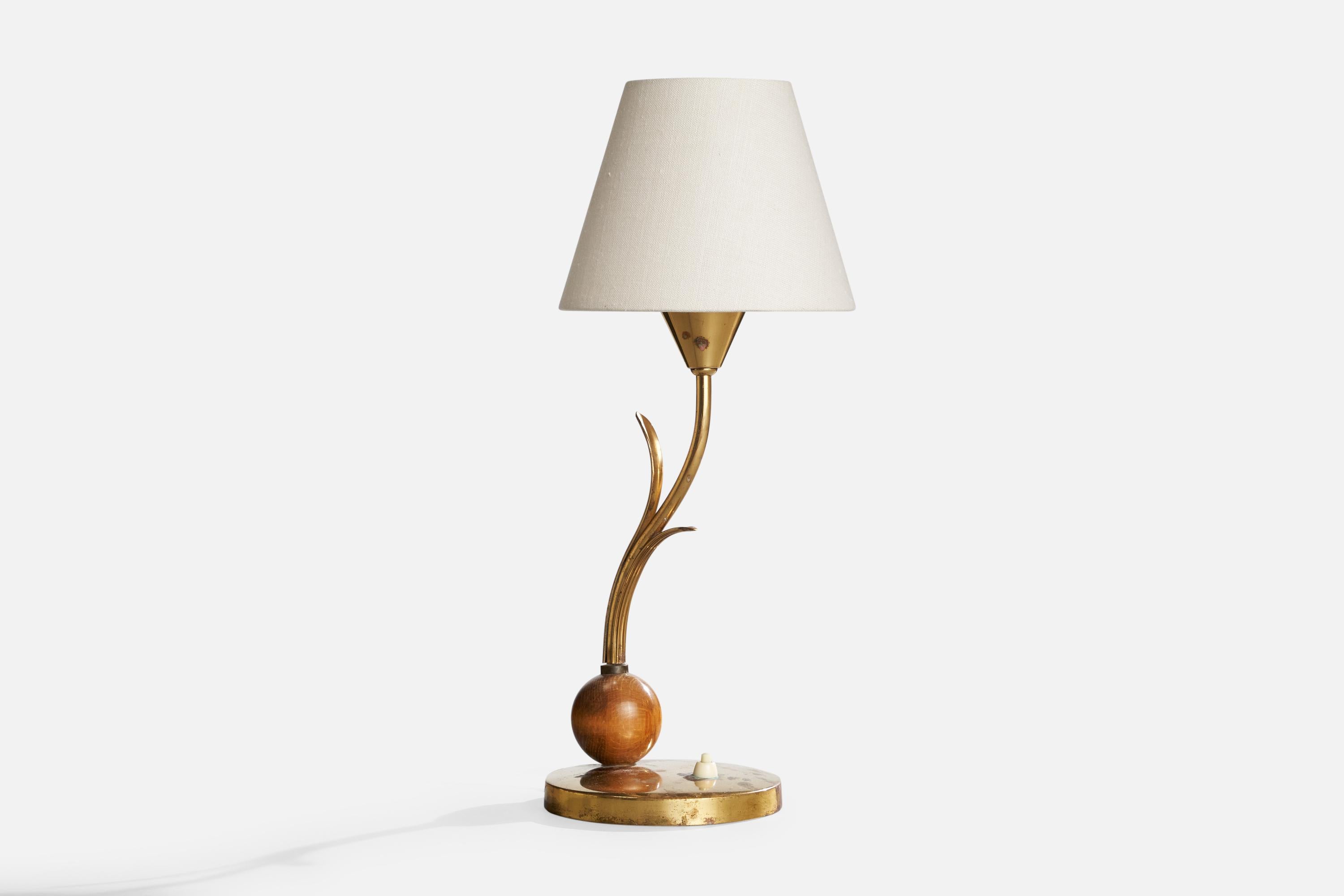 Tischlampe aus Messing, gebeizter Eiche und weißem Stoff, hergestellt von E. Hansson, Malmö, Schweden, ca. 1940er Jahre.

Der Sockel und die Fassung aus Messing weisen eine starke Oxidation auf.

Abmessungen der Lampe (Zoll): 13