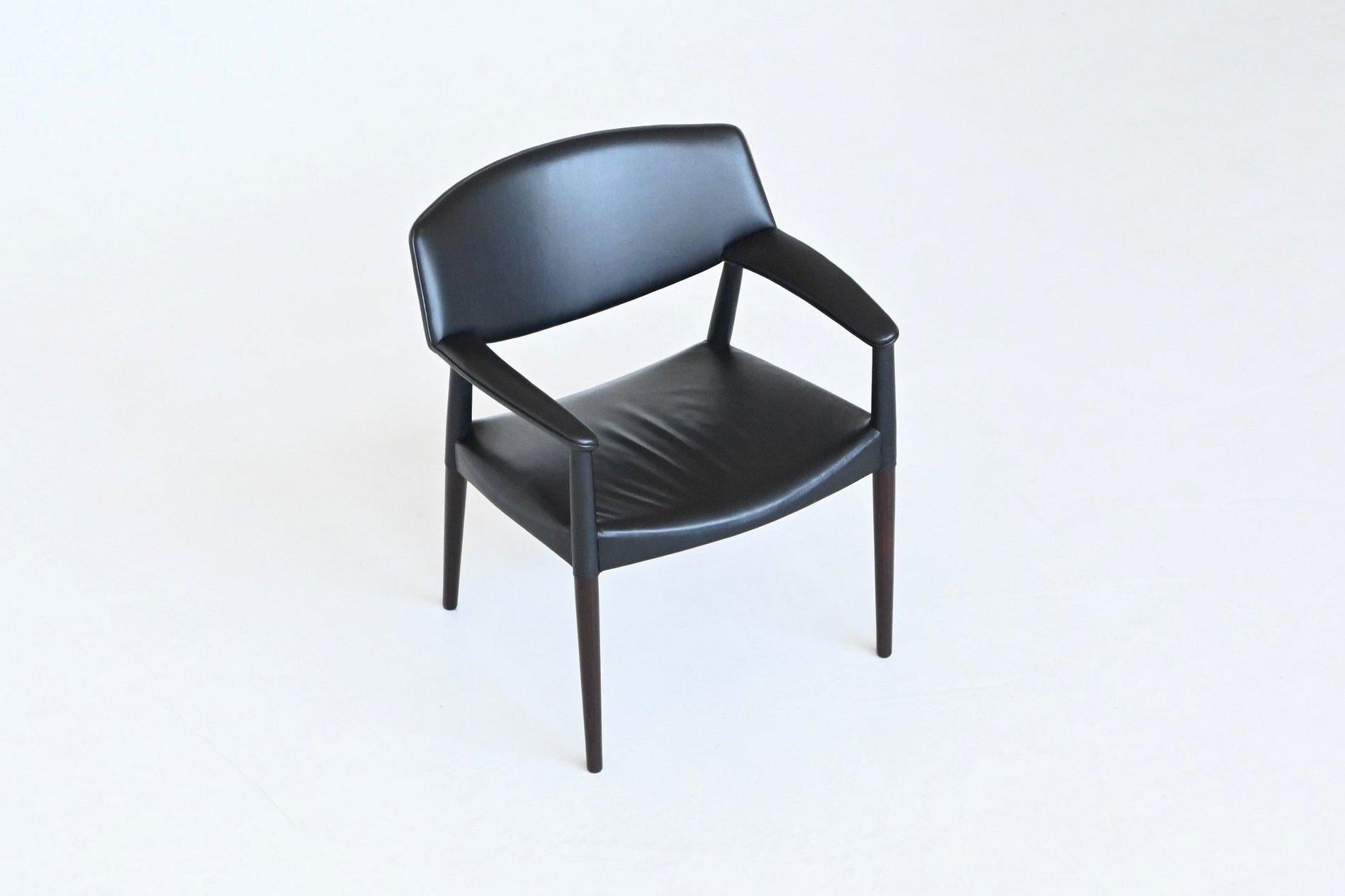 Superbe fauteuil conçu par Ejner Larsen & Aksel Bender Madsen pour Willy Beck, Danemark 1949. Ce large fauteuil ou chaise de salon très confortable est revêtu de cuir noir de haute qualité et possède des pieds en bois de rose massif. Le cuir se