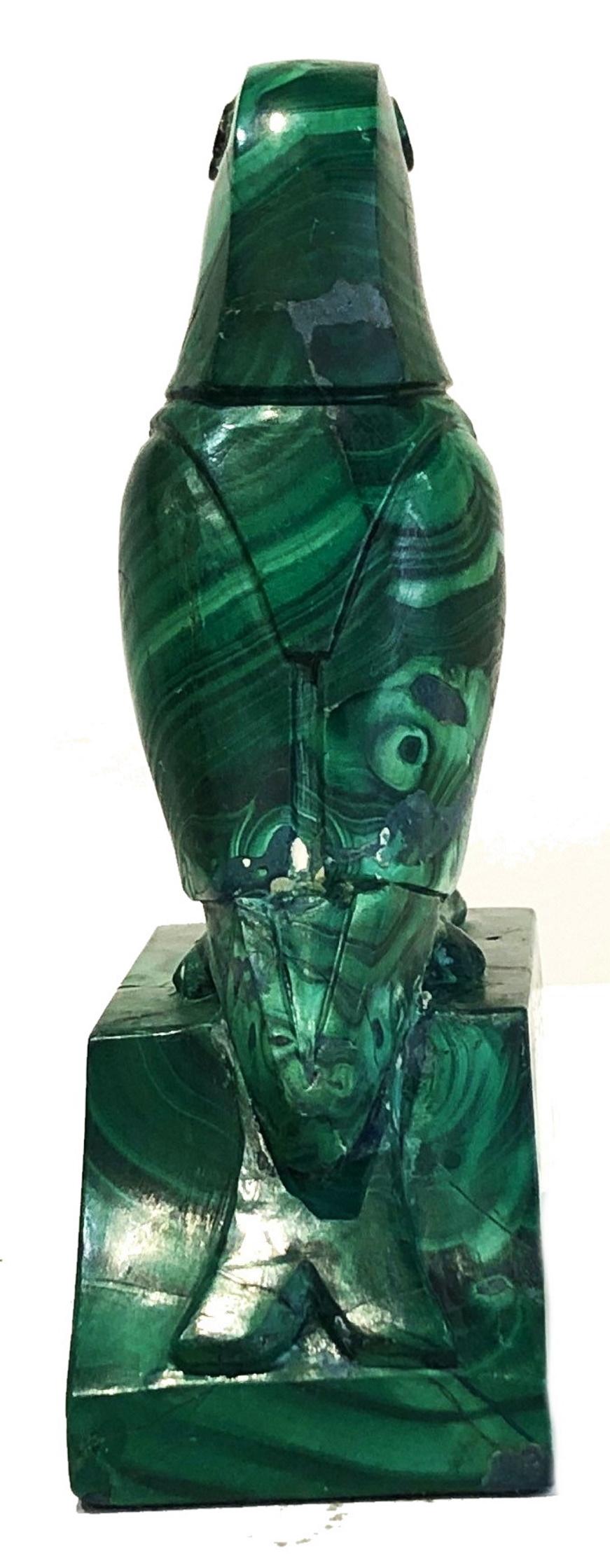 É. M. Sandoz, Kubistische Art-Déco-Skulptur eines Papageis aus geschnitztem Malachit, ca. 1920er Jahre im Zustand „Relativ gut“ im Angebot in New York, NY