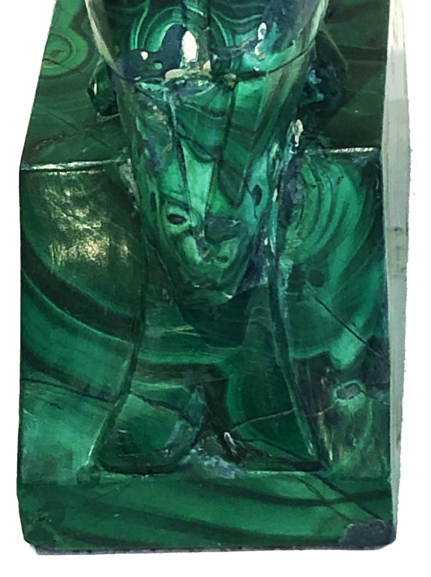 É. M. Sandoz, Kubistische Art-Déco-Skulptur eines Papageis aus geschnitztem Malachit, ca. 1920er Jahre (Frühes 20. Jahrhundert) im Angebot