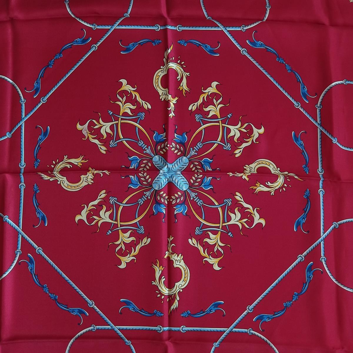 Bellissima sciarpa E. Marinella Napoli
Seta
Base rubino, motivo dorato e blu
Cm 88 x 88 (34,6 x 34,6 pollici)
Prezzo originale € 250
Prodotto in Italia
Spedizione espressa in tutto il mondo inclusa nel prezzo!