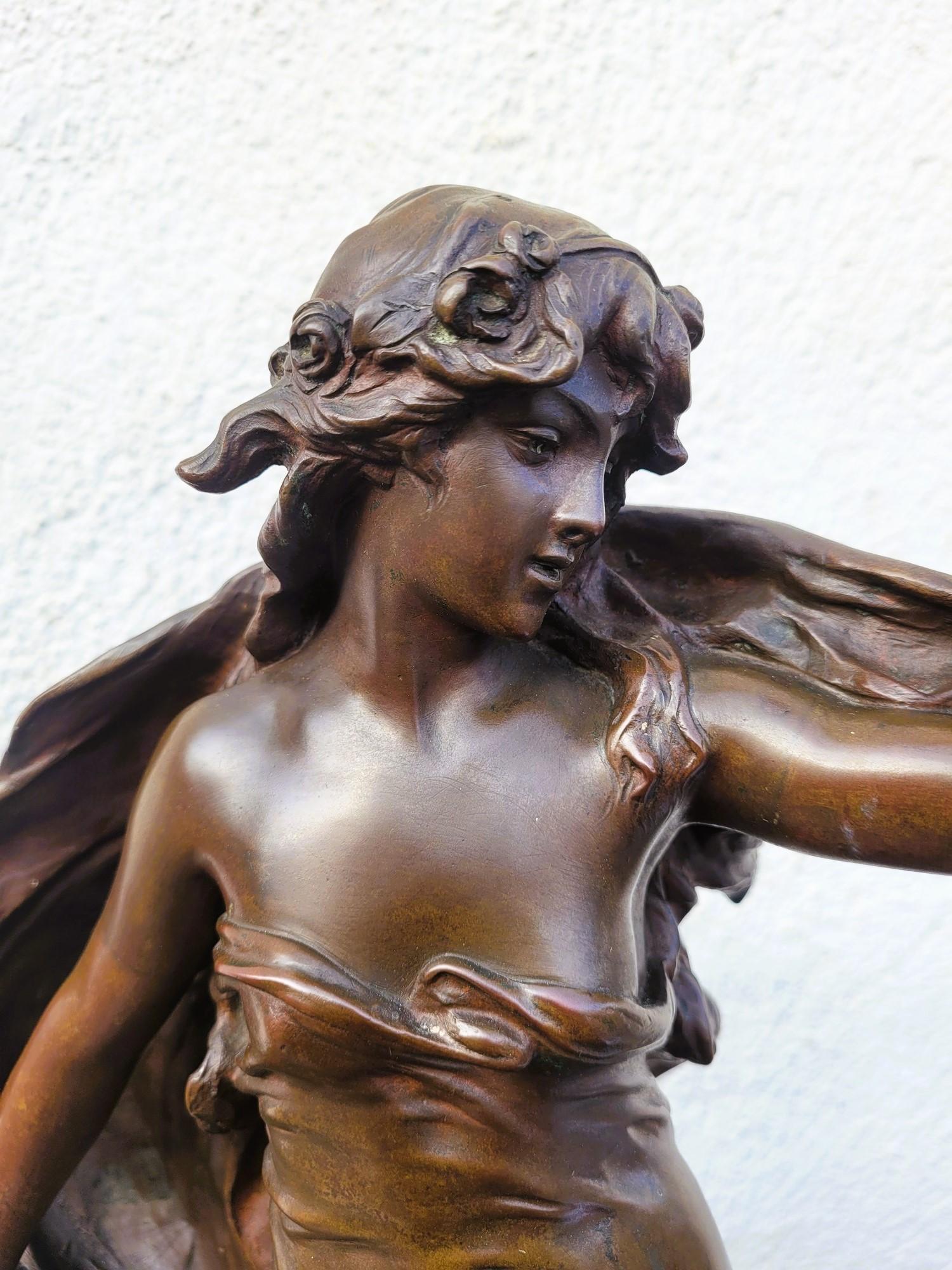 Large bronze dancer with a brown patina, on a green marble base: she bears the name of Pompeian Dancer on a cartouche. She plays delicately with her veil, balanced on one foot, on a promontory covered with flowers.

The bronze is signed E Marioton