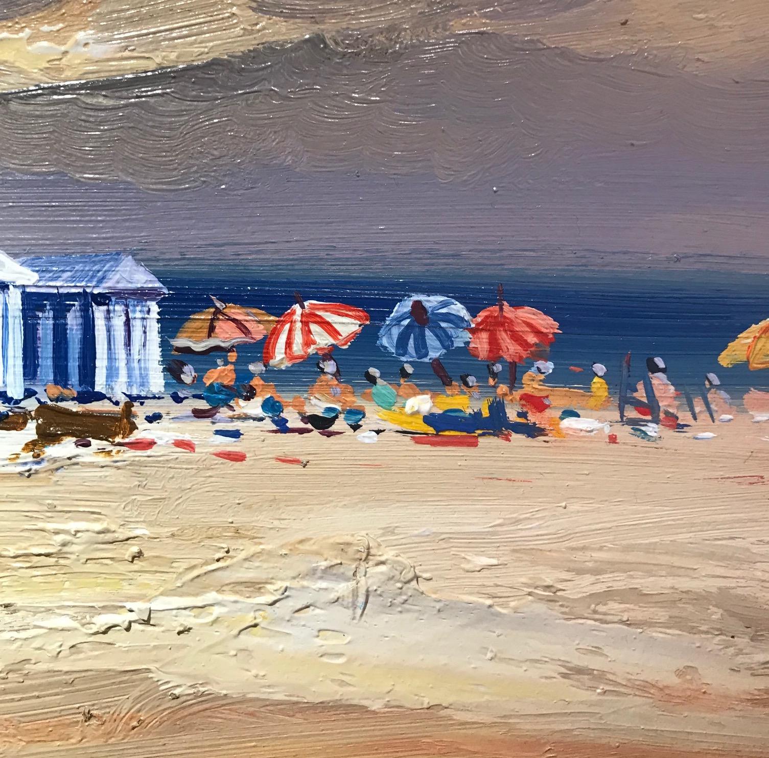 Eine warme und schöne zeitgenössische Strandszene 'Beach Huts' von E. Martinez. Diese atemberaubende Meereslandschaft hat eine weiche und natürliche Farbpalette, blasse Blautöne und erdige, kühle Töne sind subtil und sanft. Interessante Texturen