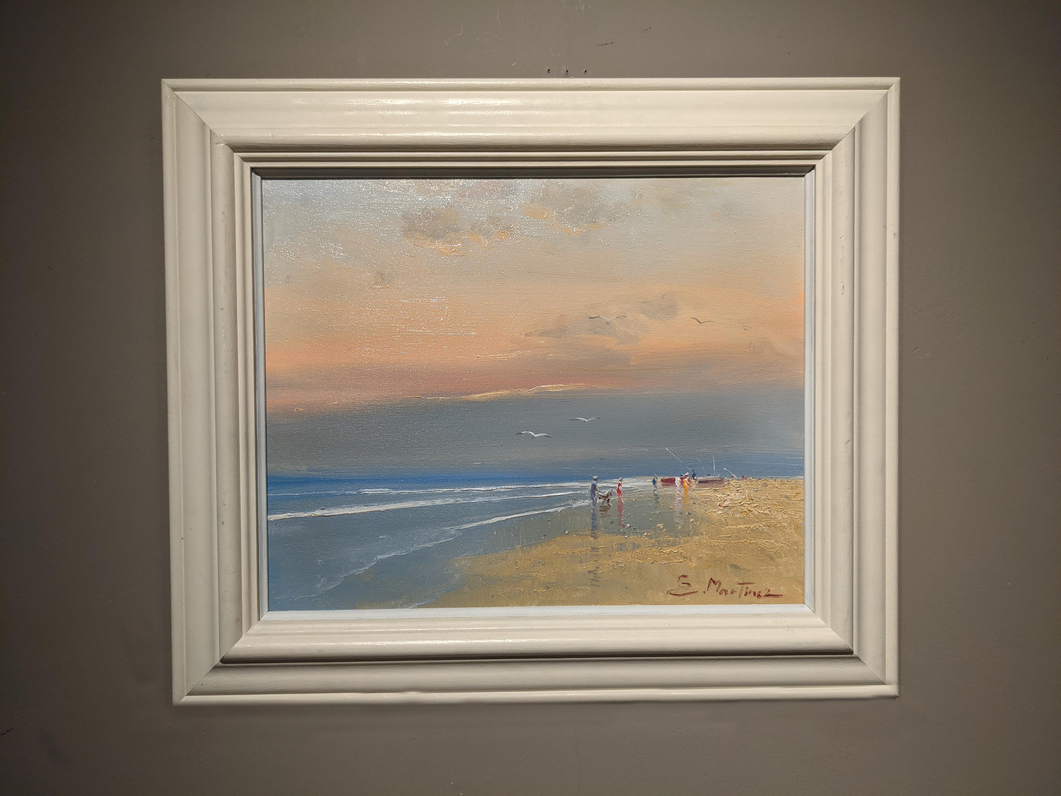 'An Evening Stroll' Peinture contemporaine de paysage de plage avec la mer, le sable et le ciel. - Painting de E. Martinez