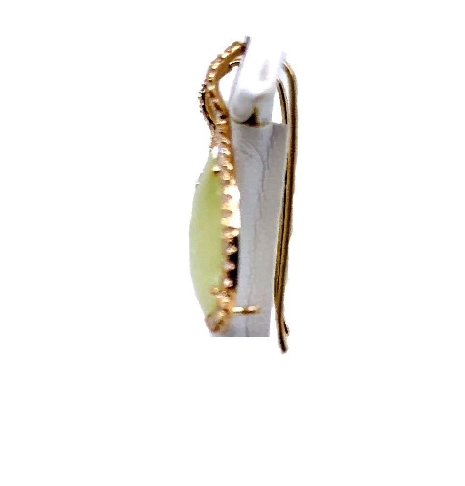Orecchini di prehnite a forma di pera in giallo 18 carati con diamanti e incastonatura a grappolo Micro Pave 
Metallo: Oro giallo 18 carati
Info sulla pietra: 2 - Fehnite a forma di pera 16,80 mm x 12 mm 
Peso della pietra: 13,12 ct.
Info sui