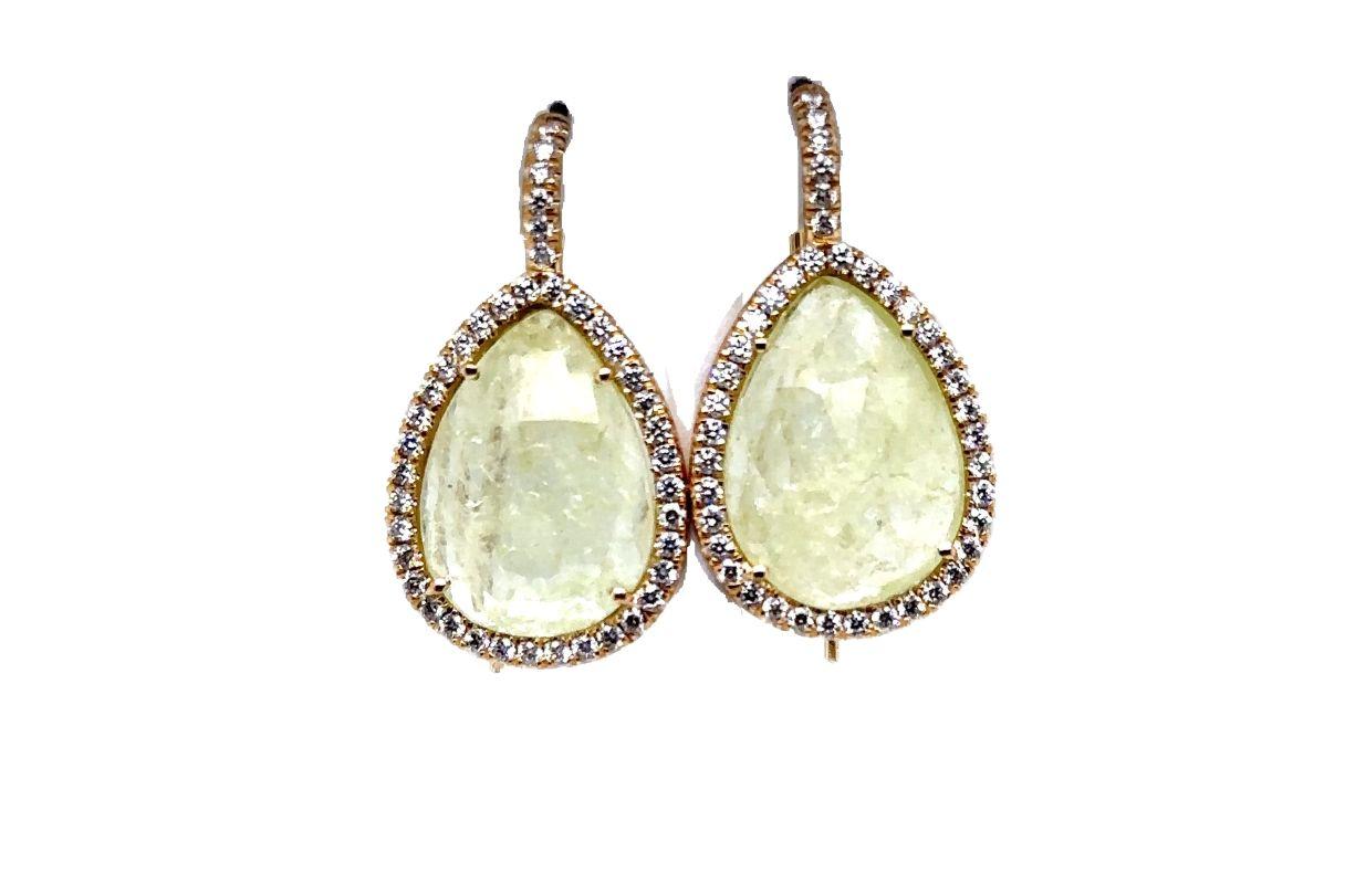 Taglio rotondo E-P-HALO - Orecchini a goccia di prehnite a forma di pera in giallo 18 carati con diamanti in vendita