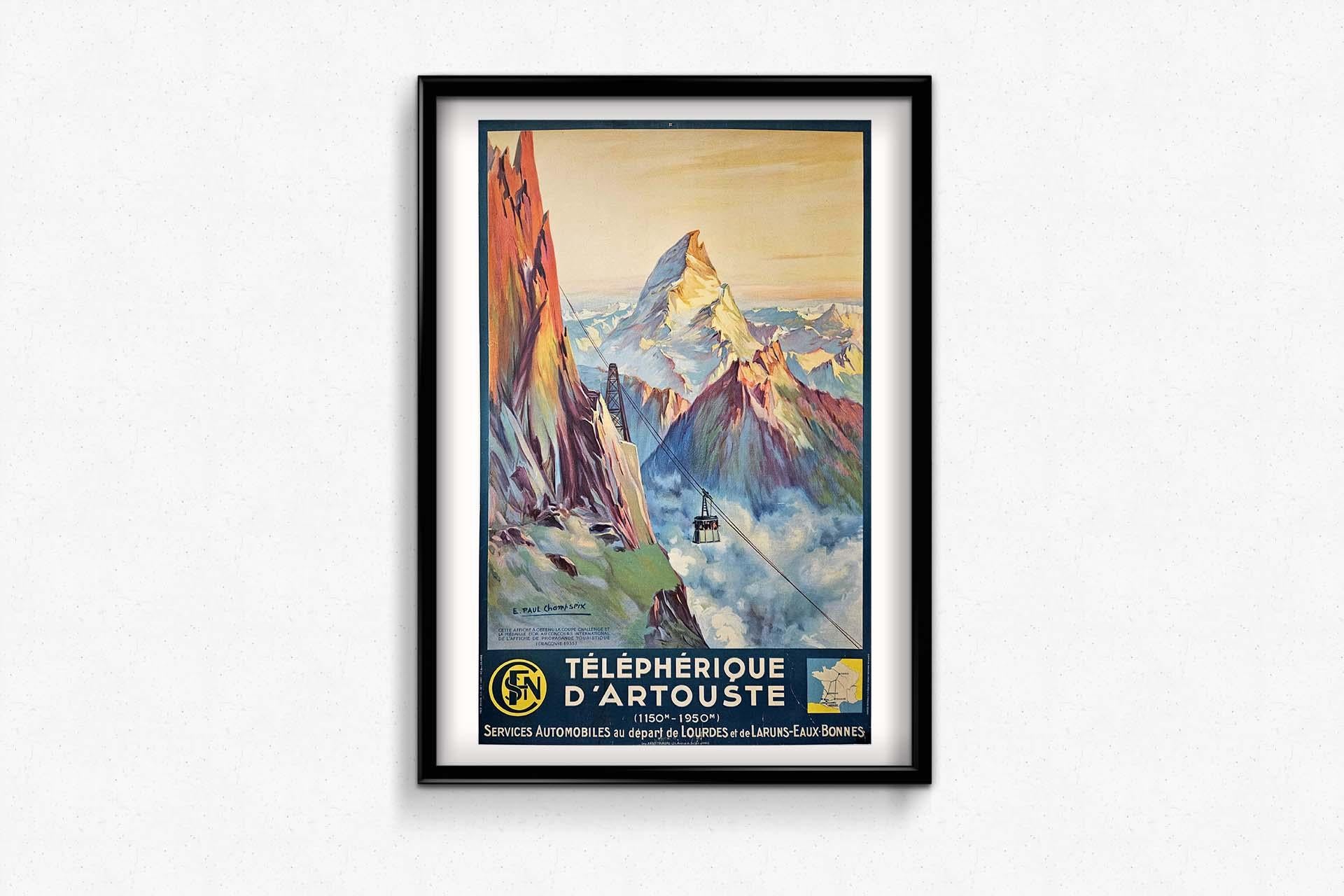 Cette affiche de voyage originale de Paul Champseix pour la SNCF, datant de 1947, qui fait la promotion du Téléphérique d'Artouste et des services automobiles connexes au départ de Lourdes et de Laruns Eaux Bonnes, offre un aperçu captivant des