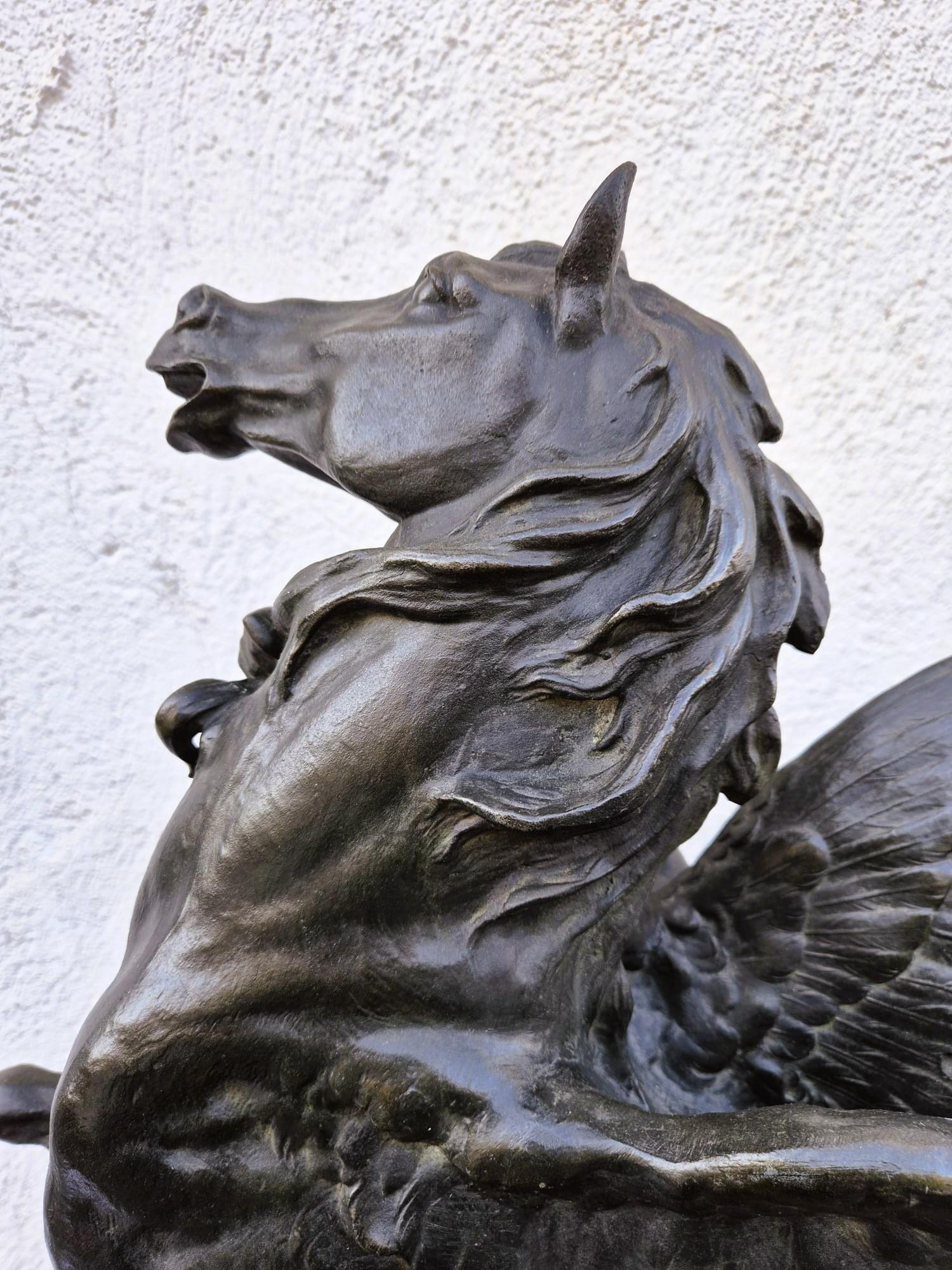 Français E Picault, Persée ou la naissance de Pegasus, sculpture signée, fin du 19e siècle en vente