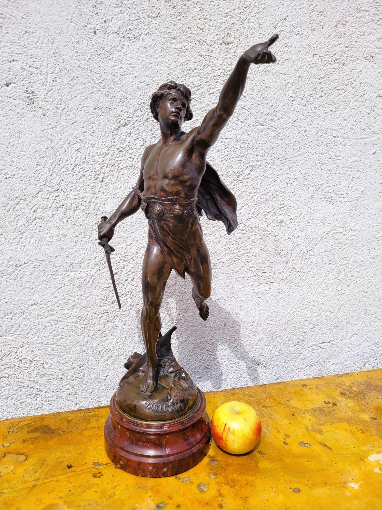 Vittoria: scultura in bronzo con patina marrone di un guerriero vittorioso, su una base di marmo rosso

Questo bronzo si intitola 