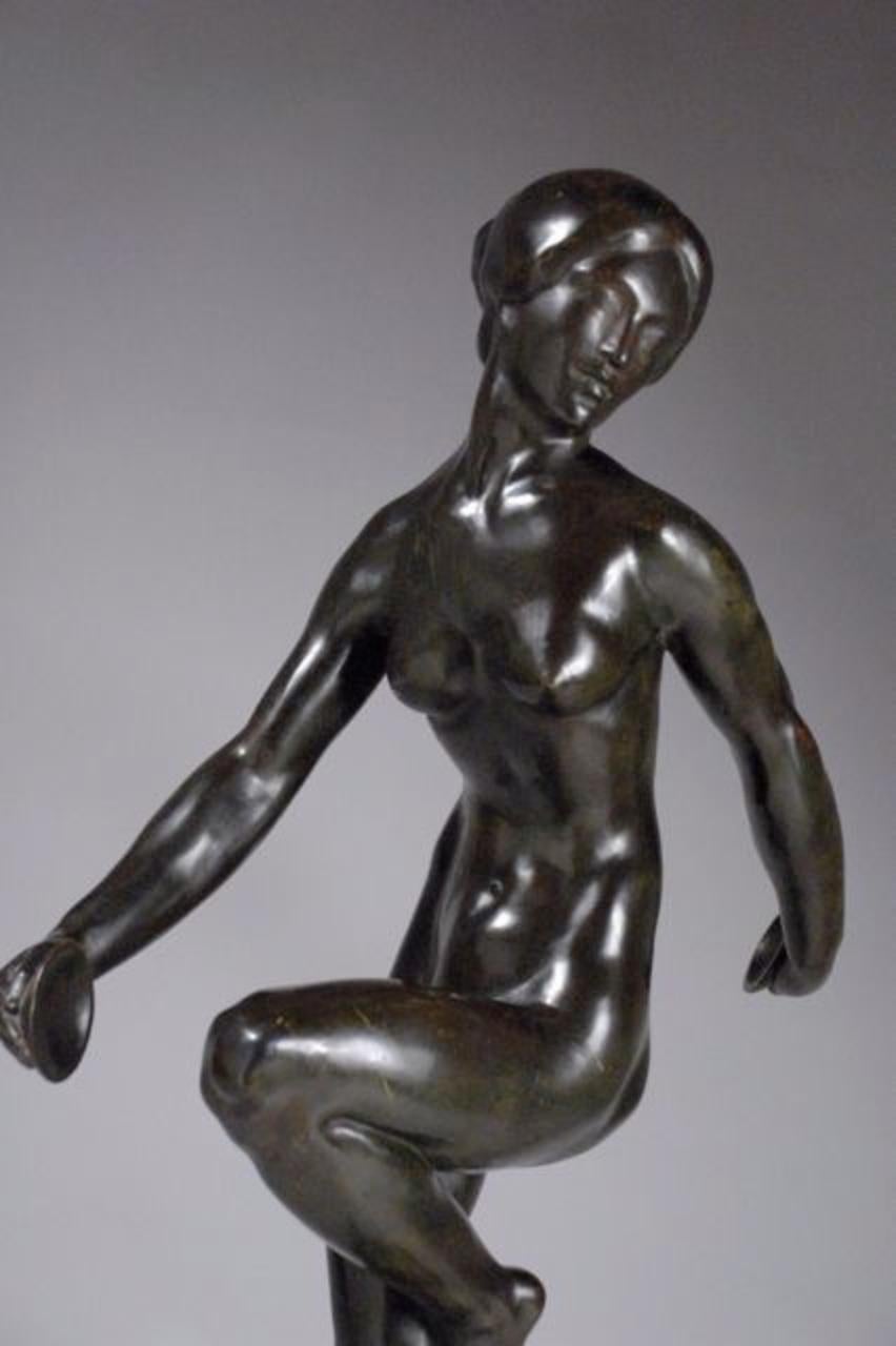 Scultura in bronzo patinato Art Deco francese, di E. Popineau, 1920 circa, ballerina di cimbali. Firmato. Timbrato anche dalla fonderia, la Stele. Altezza 36,25