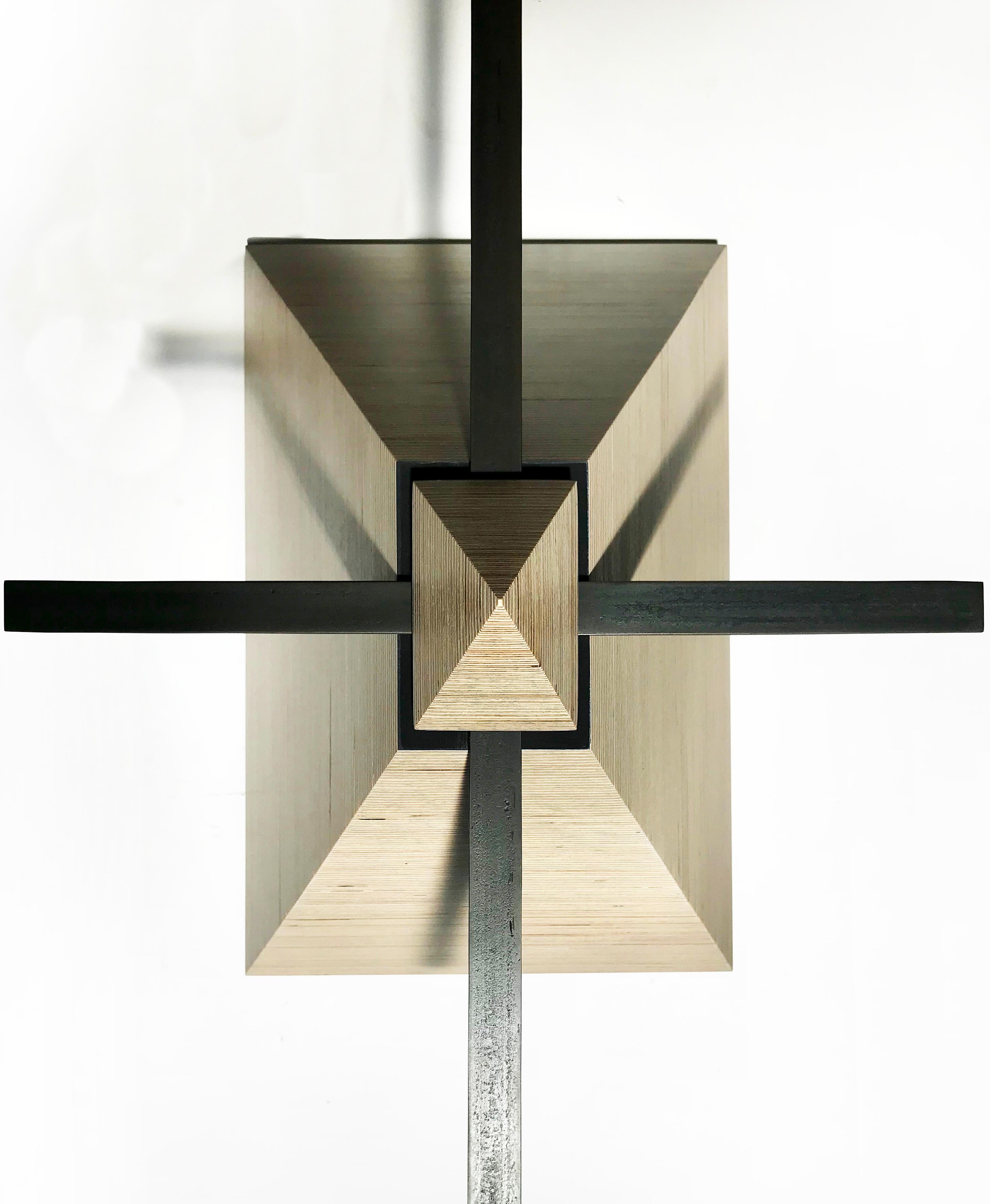 EÆ Table basse Pyramide Halo en contreplaqué de bouleau de Finlande stratifié et verre noir Neuf - En vente à Brooklyn, NY