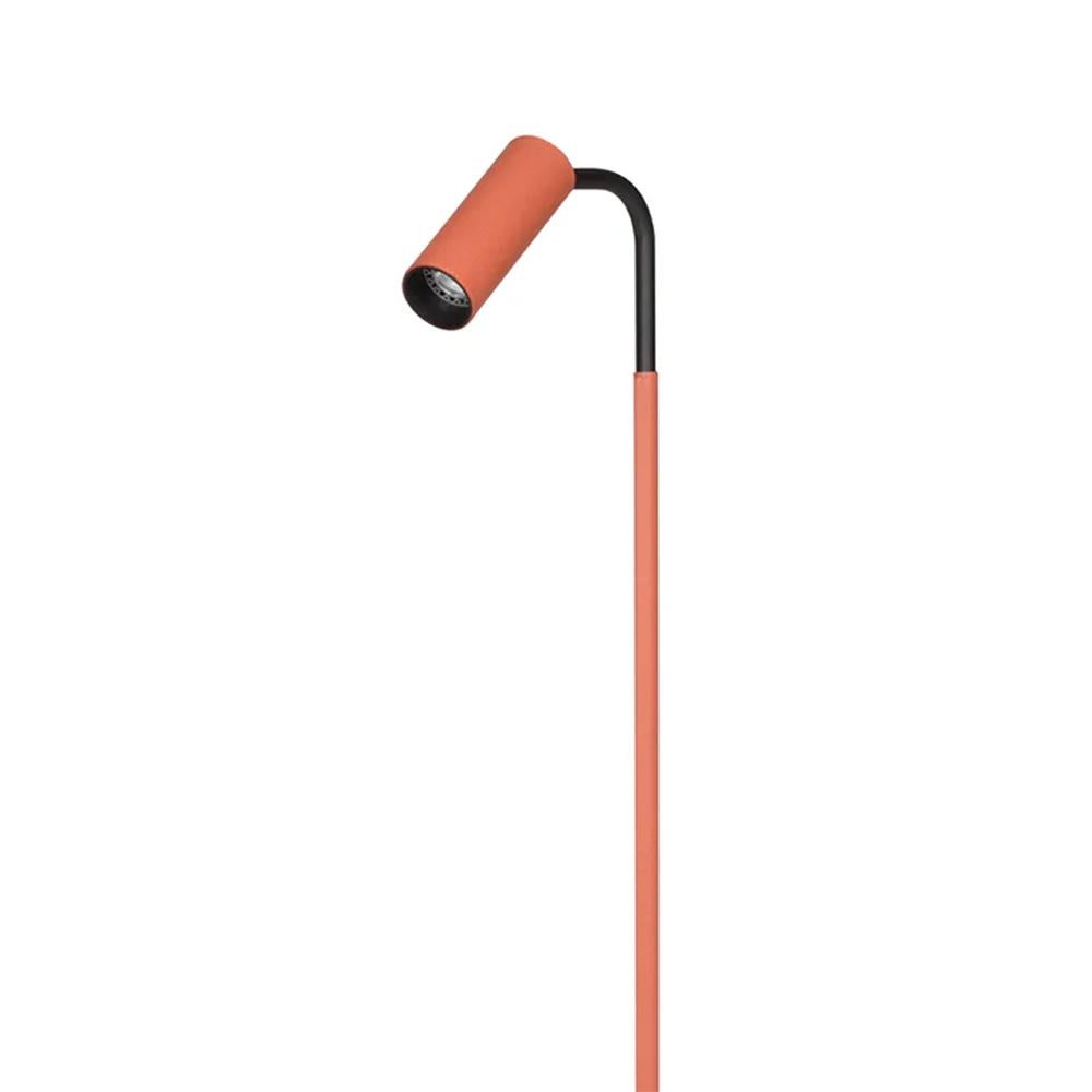 Floor Lamp E-Reader Orange with structure in solid bronzed covered 
with genuine leather in orange finish. Base in solid bronze covered with 
genuine leather in orange finish. Floor Lamp with vertical placed tube on 
knuckle joint, 350° turnable,