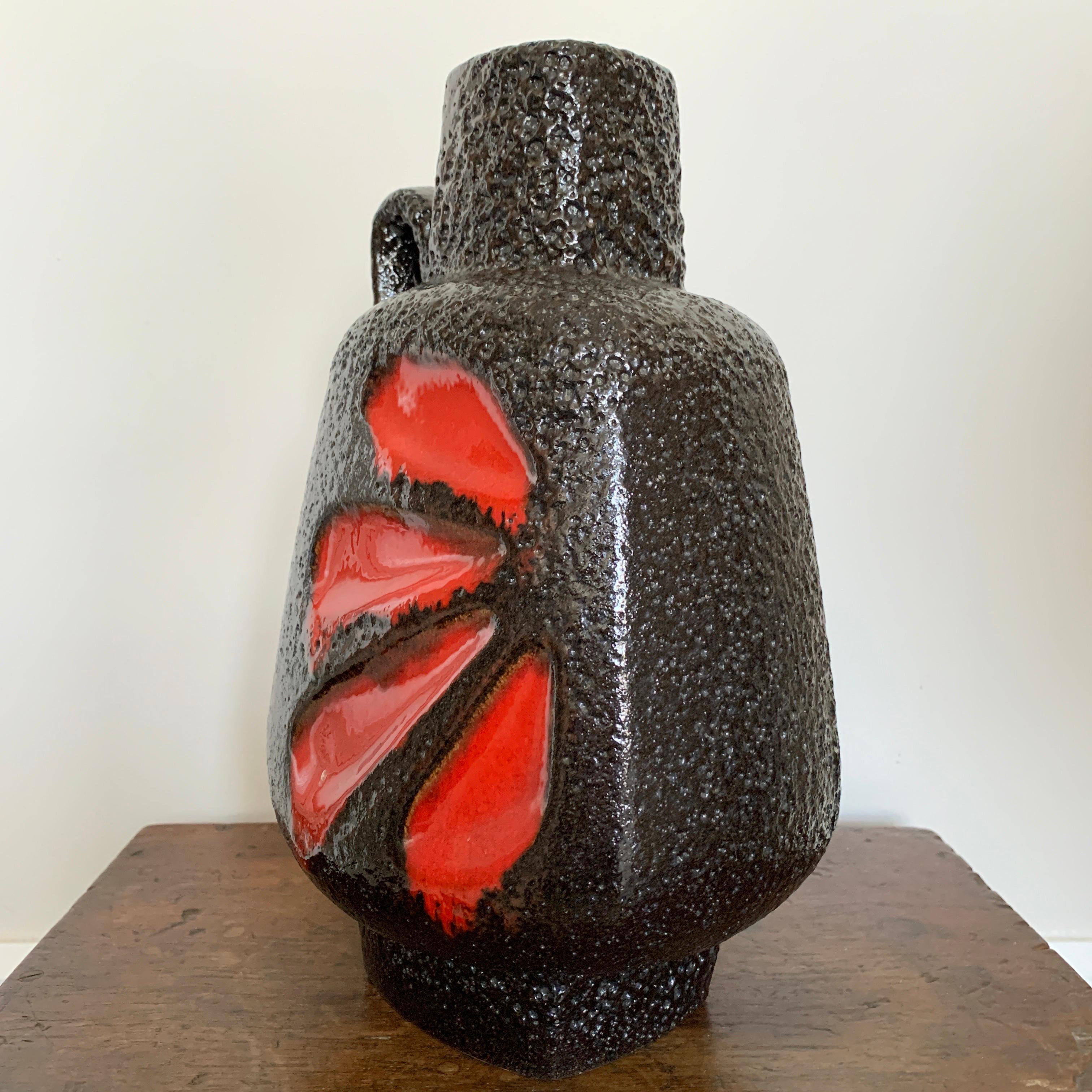 E S Keramik Fett-Lava-Vase
1921-1974
Vase in guter Größe mit klassischem roten Muster auf der Vorder- und Rückseite
Toller Zustand 

Gegründet 1921 in Rheinbach von Josef Emons & Söhne. Das Unternehmen wurde 1948 (aufgrund finanzieller
