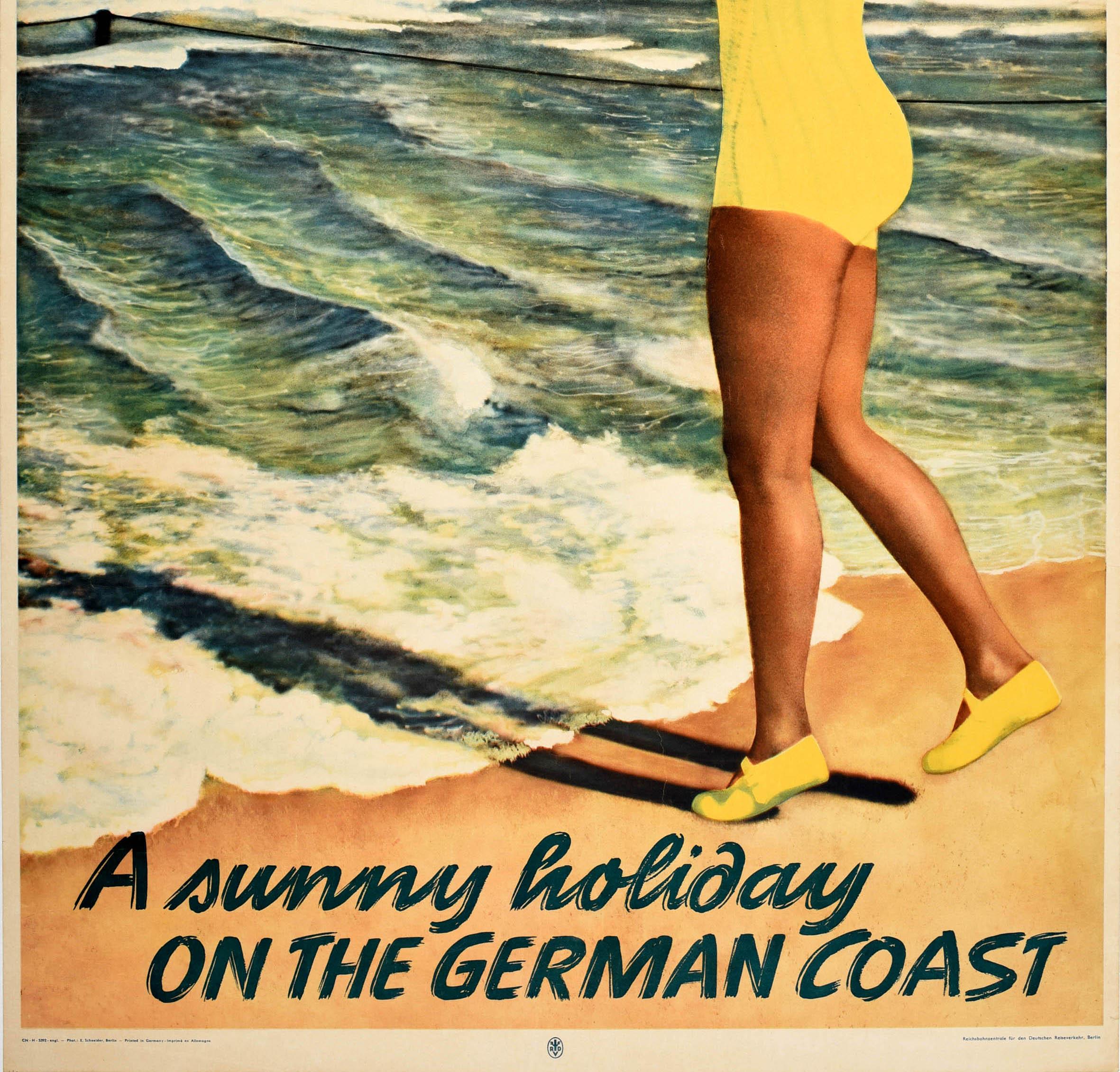 Original Vintage-Reiseplakat - A Sunny Holiday on the German Coast - mit einer Dame im gelben Badeanzug mit Badehut und Strandschuhen, die mit erhobenen Armen ins Meer geht, einem Seil, das den sicheren Badebereich für die Sommerferienschwimmer