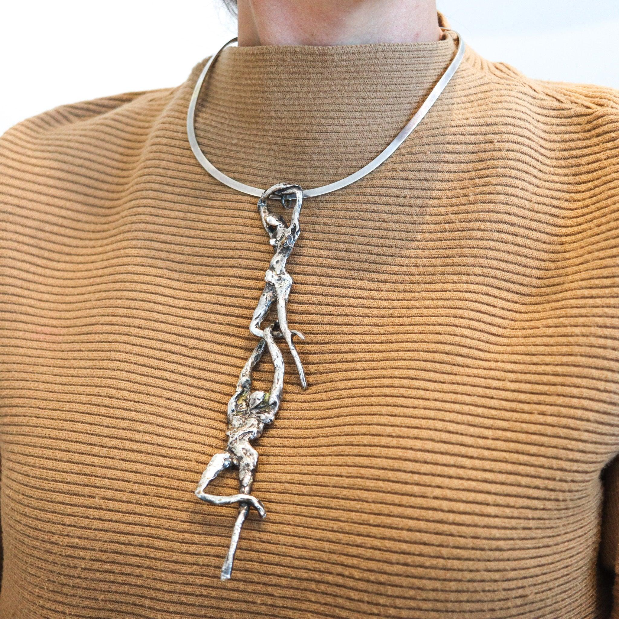 Collana scultorea modernista disegnata da E. Silvert.

Qui offriamo una grande collana-pendente modernista in argento sterling creata a New York dall'artista argentiere E. Silbert nel 1960. E. Silbert è uno dei più famosi designer sconosciuti