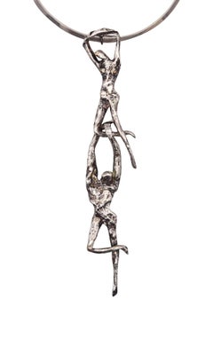 E. SILVERT Collier sculptural moderniste d'acrobats en argent sterling .925, 1960