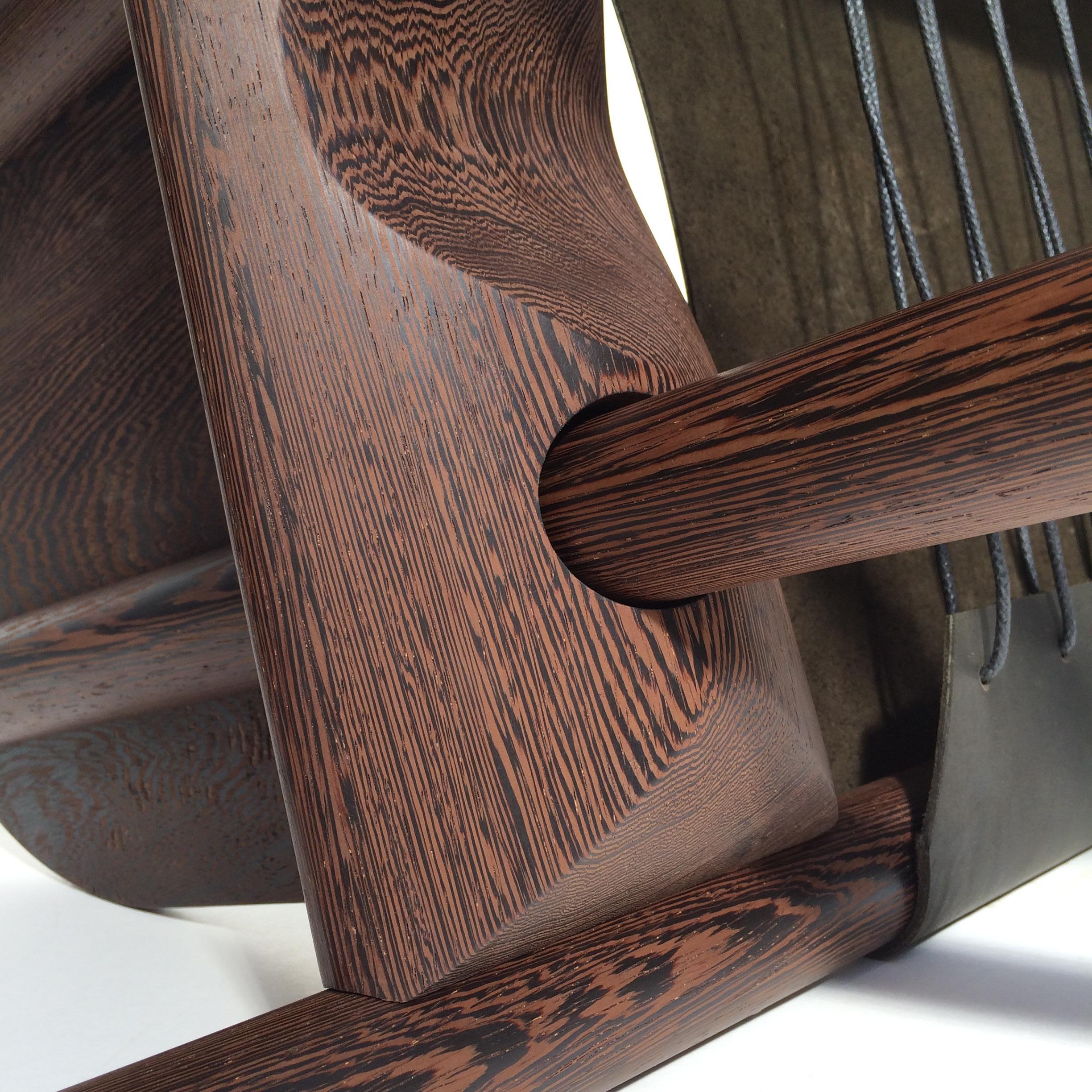 Le designer Ben/One s'est inspiré d'une ancienne chaise d'accouchement africaine de sa collection personnelle de meubles pour créer la chaise Slip. 