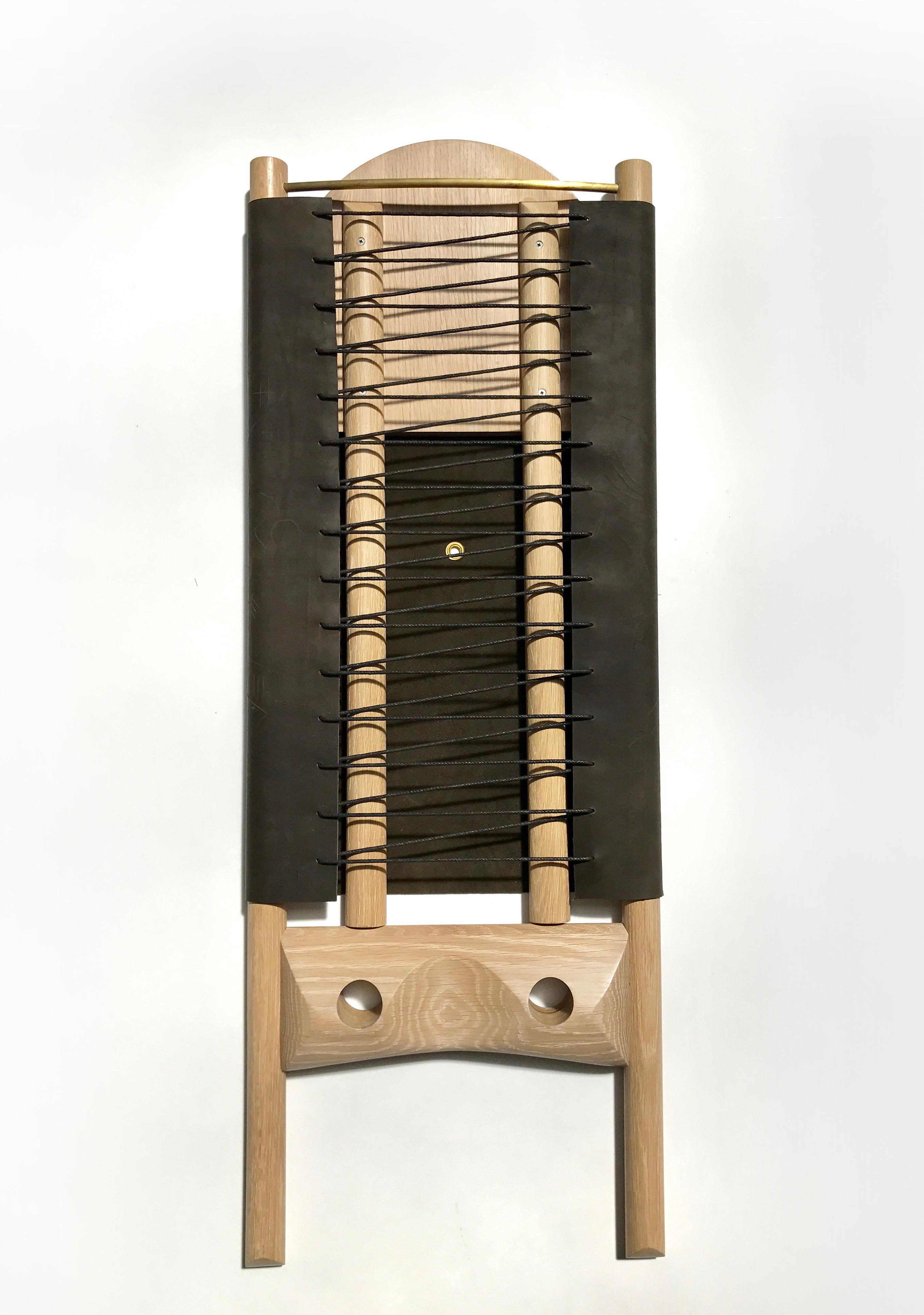 E Slip-Stuhl aus weißer Eiche und anthrazitfarbenem Leder von Erickson Aesthetics (Geschnitzt) im Angebot