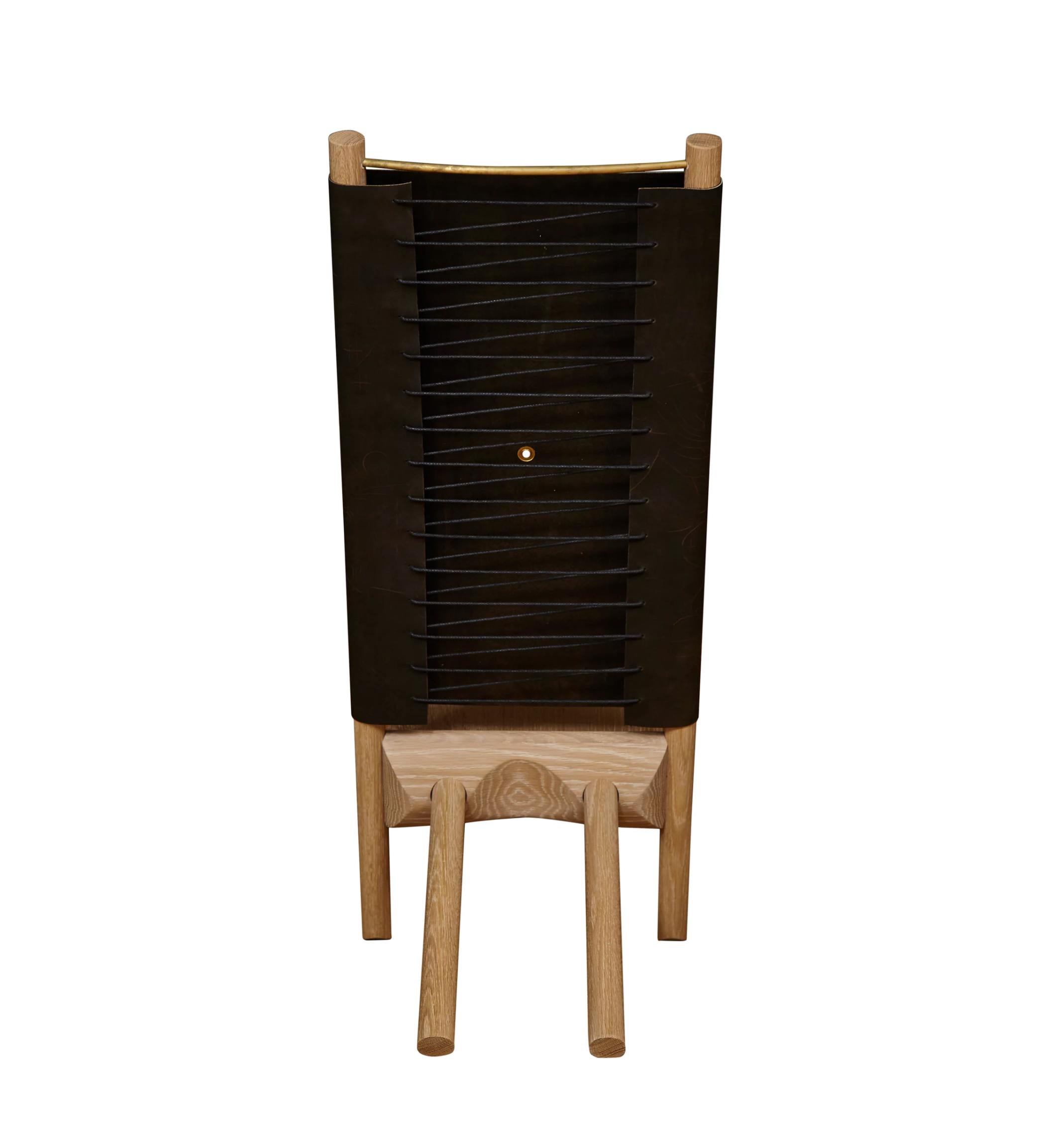 Silla deslizante Eæ de roble blanco y piel Horween carbón by Erickson Aesthetics Siglo XXI y contemporáneo en venta