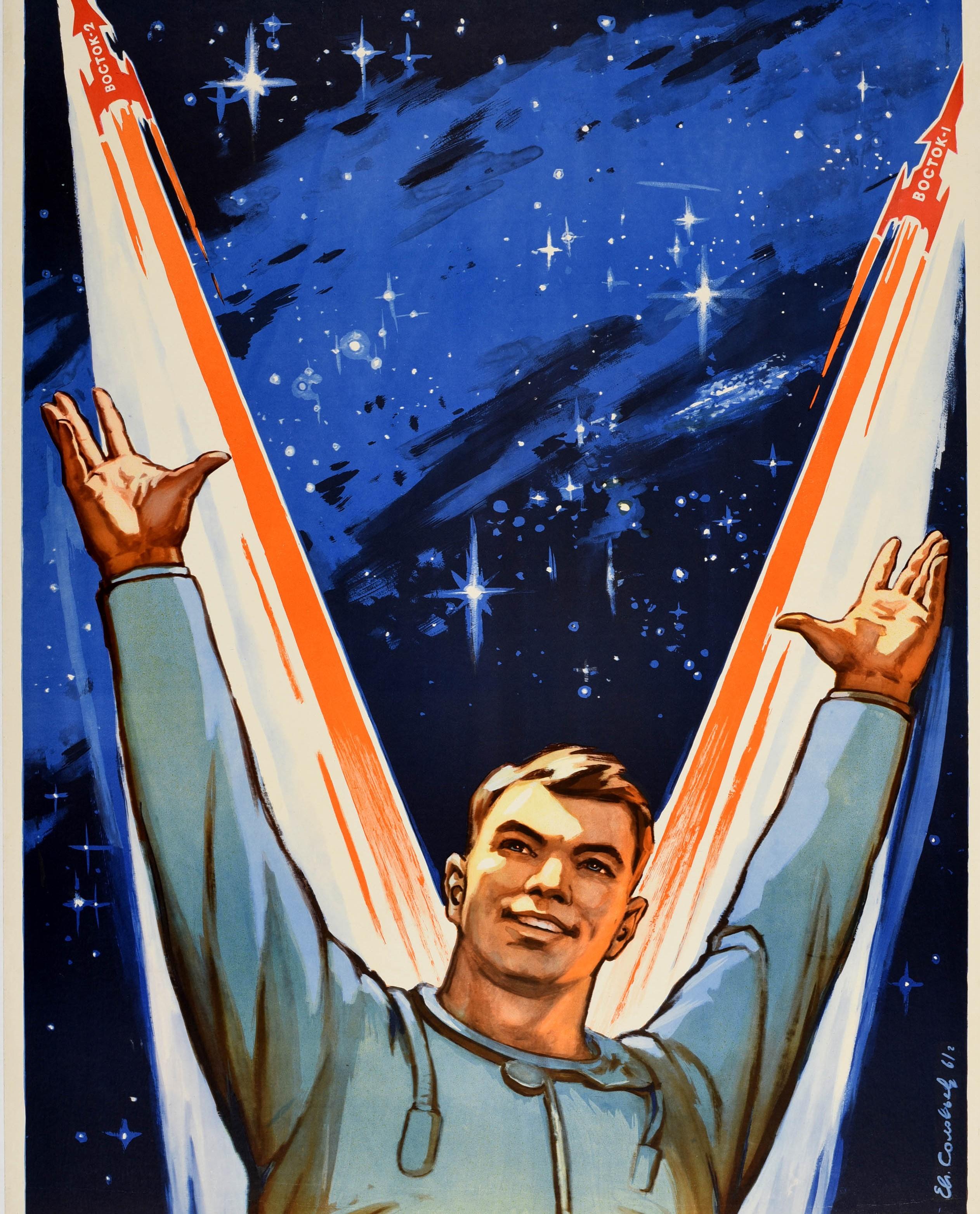 Poster di propaganda sovietica originale d'epoca - Per la gloria del comunismo! / Во Славу Коммунизма! - con un'illustrazione spaziale che raffigura un pilota cosmonauta sorridente in uniforme che alza le braccia di fronte a un cielo stellato con
