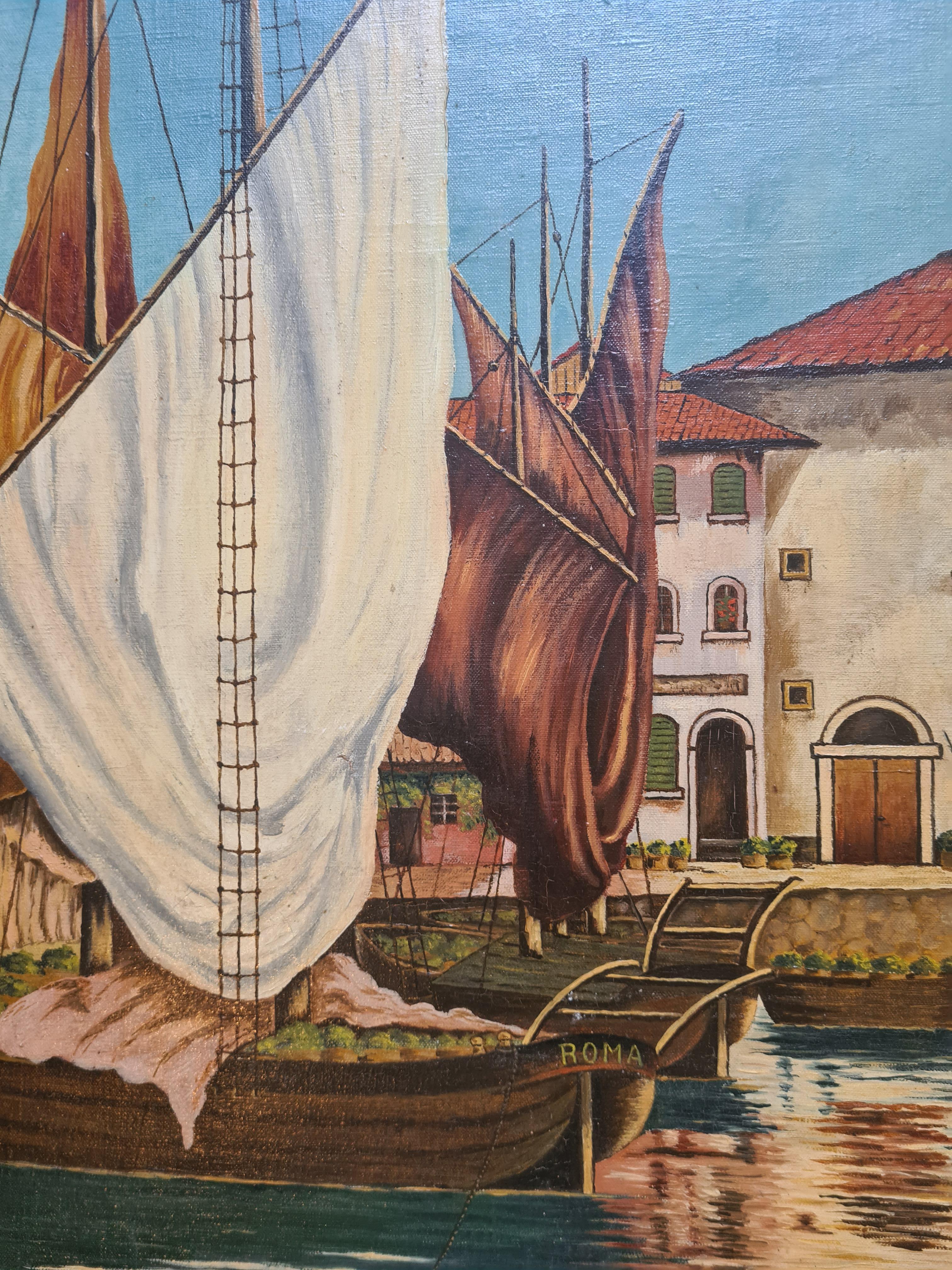 Vista manierista de mediados del siglo XX de barcos en una escena portuaria, por E Tiedemann. El cuadro está firmado y fechado abajo a la izquierda. Presentado en marco de madera muy noble, gesso y pan de plata.

Una encantadora vista de veleros
