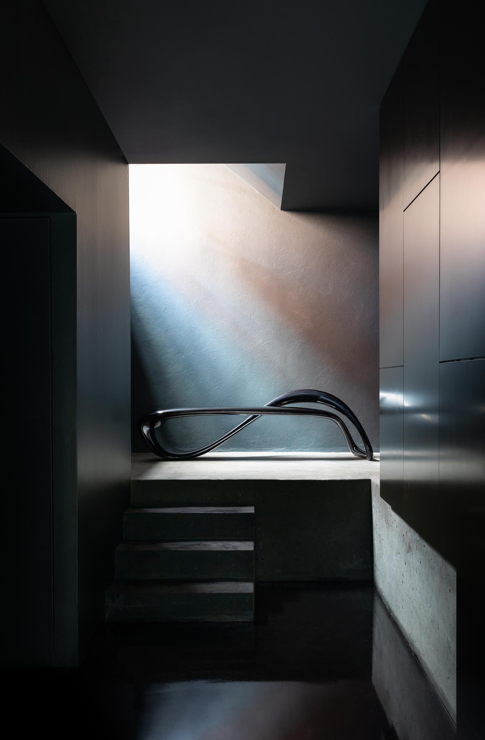 Minimaliste E-Turn, banquette sculpturale en fibre de verre laquée en noir par Brodie Neill en vente