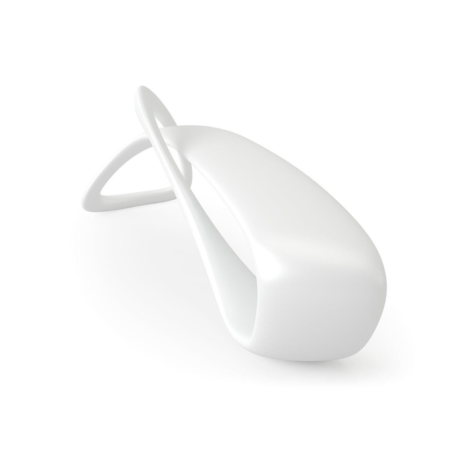 Fruit de l'exploration des possibilités d'une ligne singulière dans l'espace 3D, l'E-Turn est un ruban qui se transforme en permanence et se tord d'un siège à une structure avant de se superposer et de revenir à nouveau dans la configuration d'un