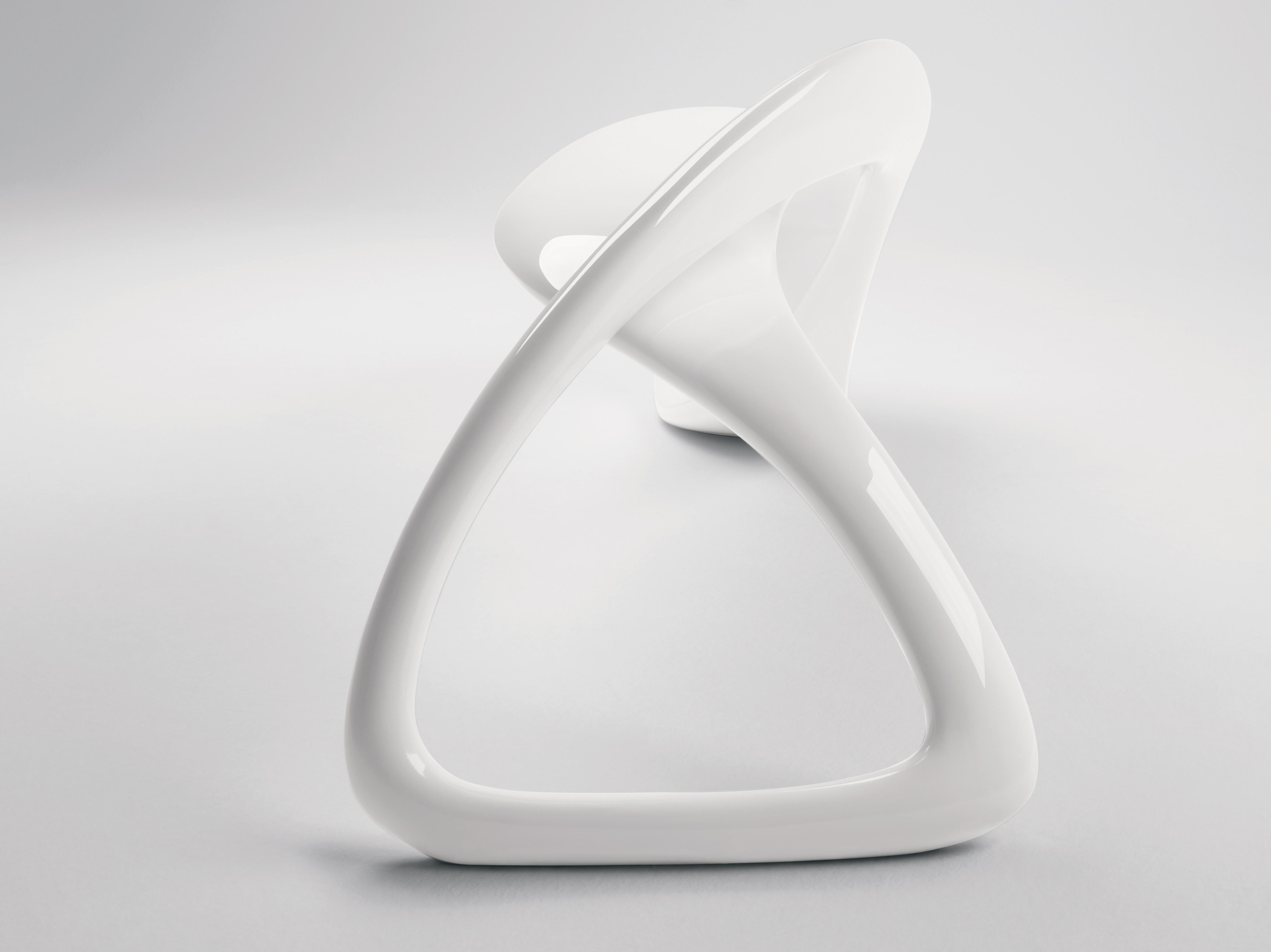 Laqué Siège sculptural en fibre de verre laqué E-Turn en blanc de Brodie Neill en vente
