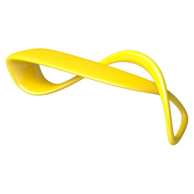 Minimaliste Siège sculptural en fibre de verre laqué E-Turn en jaune de Brodie Neill en vente